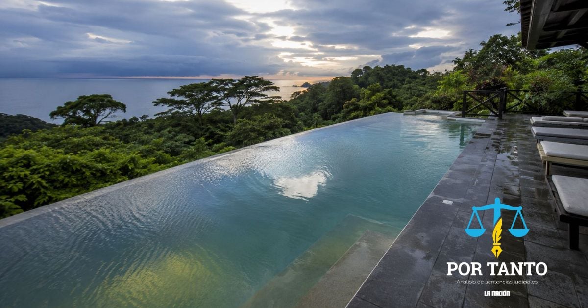 Una piscina tipo infinity con naturaleza de fondo
