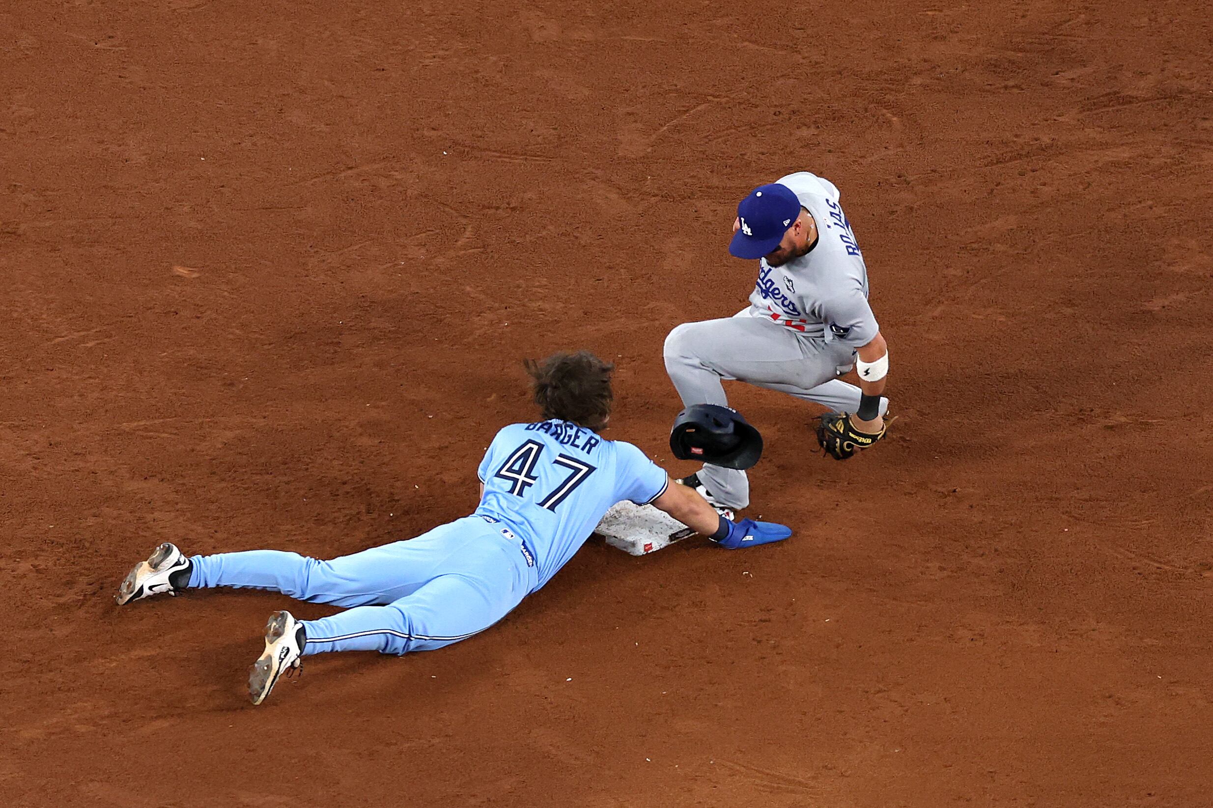 El sexto juego de la Serie Mundial terminó así: Miguel Rojas de los Dodgers fuerza el out de Addison Barger, de los Azulejos.