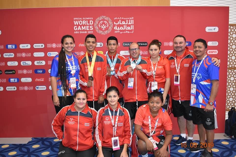 OIJ sospecha que la joven atleta de Olimpiadas Especiales, Judith Morales Ortiz (primer a la derecha de cuclillas), quien ganó medalla de oro en Abu Dabi en 2019, habría sido víctima de femicidio.