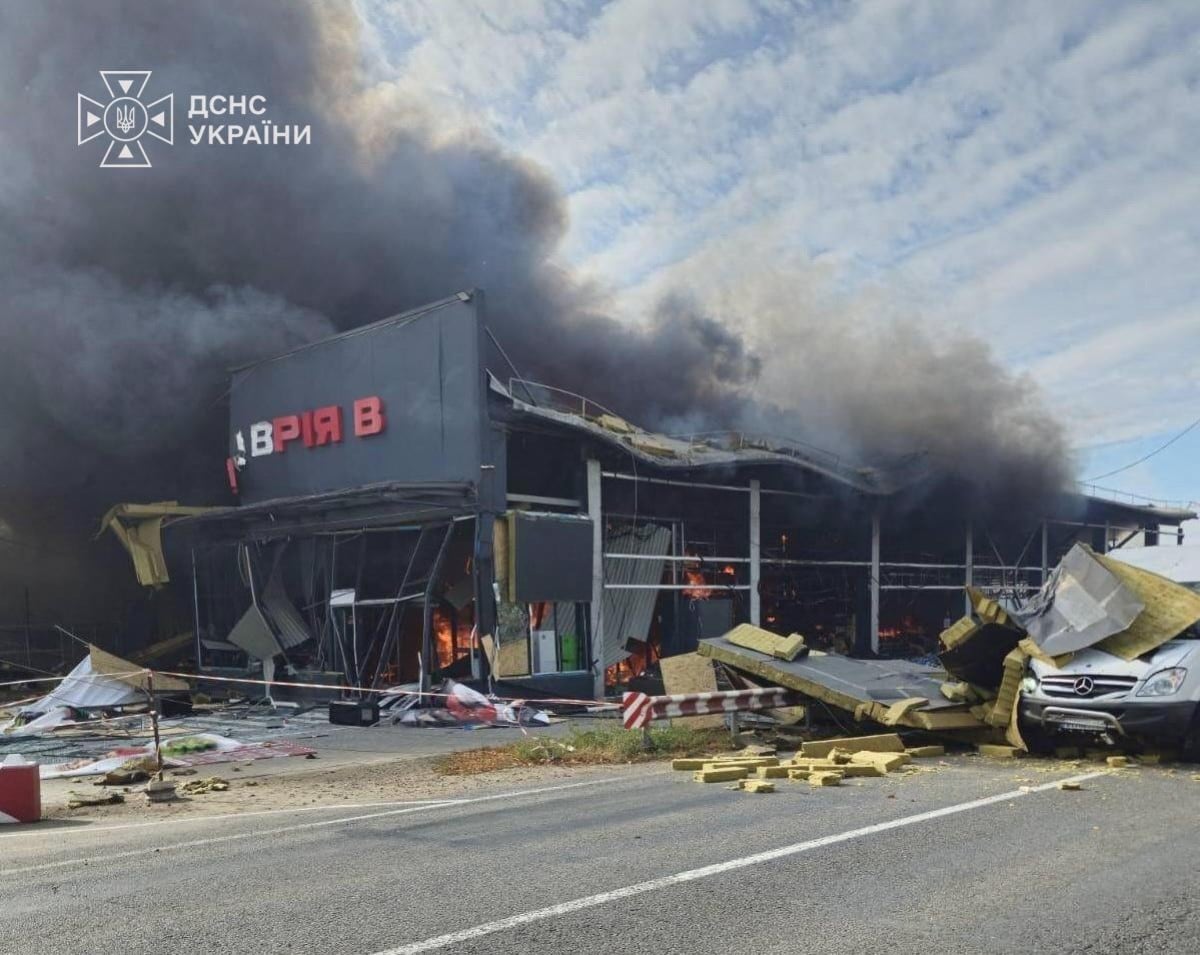 Esta fotografía, tomada y difundida por el Servicio de Prensa de la Presidencia de Ucrania el 15 de octubre de 2026, muestra un supermercado destruido tras un ataque con drones rusos en la región de Odesa.