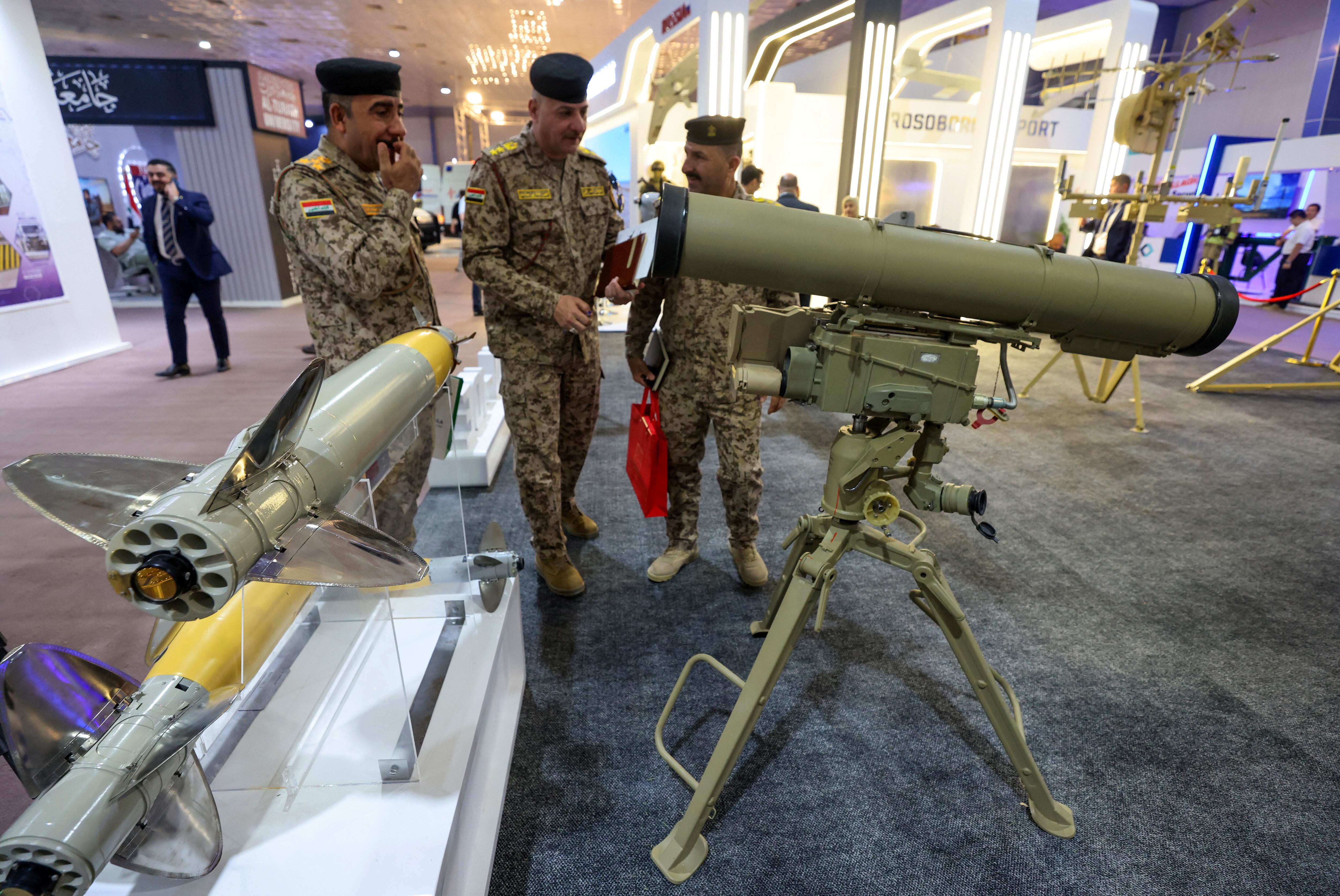 Oficiales del ejército iraquí inspeccionan los sistemas de armas rusos expuestos en la XIII Exposición Internacional de Defensa de Irak (IQDEX) en Bagdad el 20 de abril pasado. Fotografía: