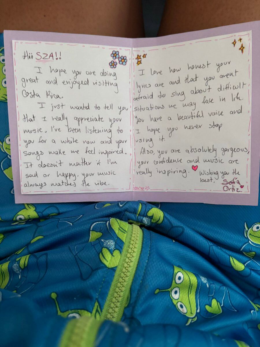 Imagen de la carta que recibió la cantante SZA por parte de una fan de Costa Rica. Es una especie de tarjeta escrita a mano.