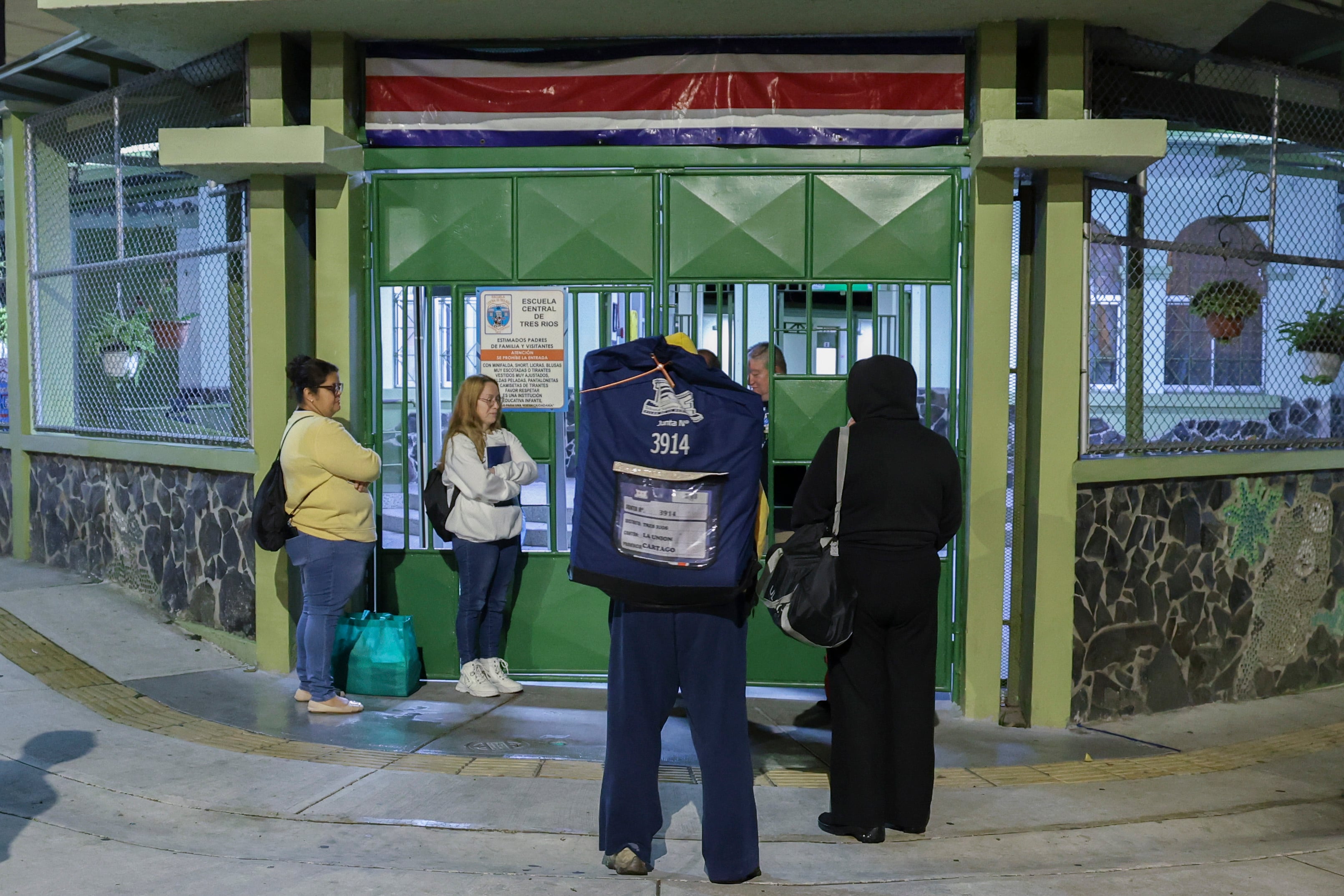 Una de las primeras en llegar es Jara Segura, quien, acompañada de un familiar, trae consigo la tula de la mesa de votación 3914.