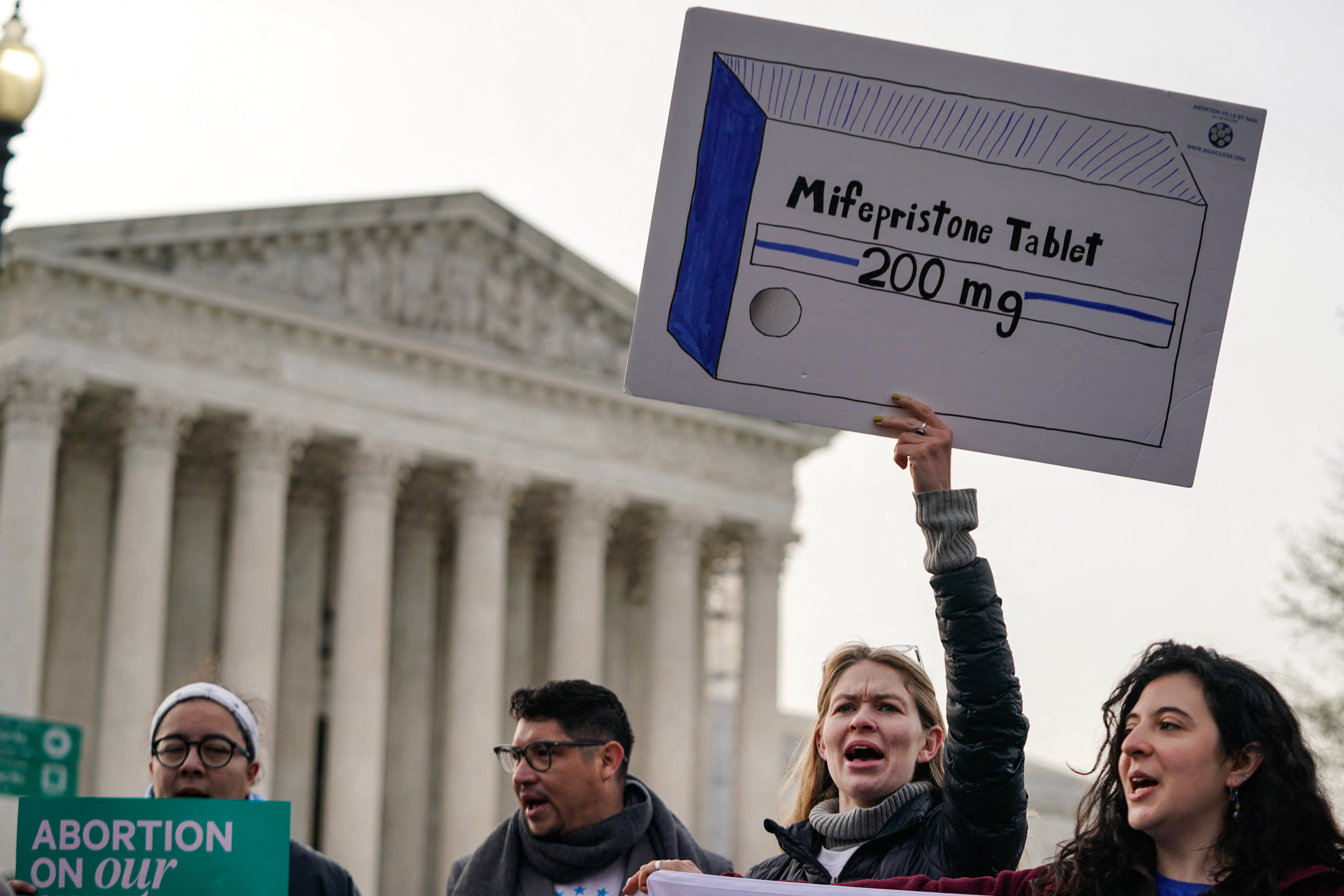 Activistas por el derecho al aborto se manifiestan frente a la Corte Suprema de Estados Unidos el 26 de marzo de 2024 en Washington, D.C.