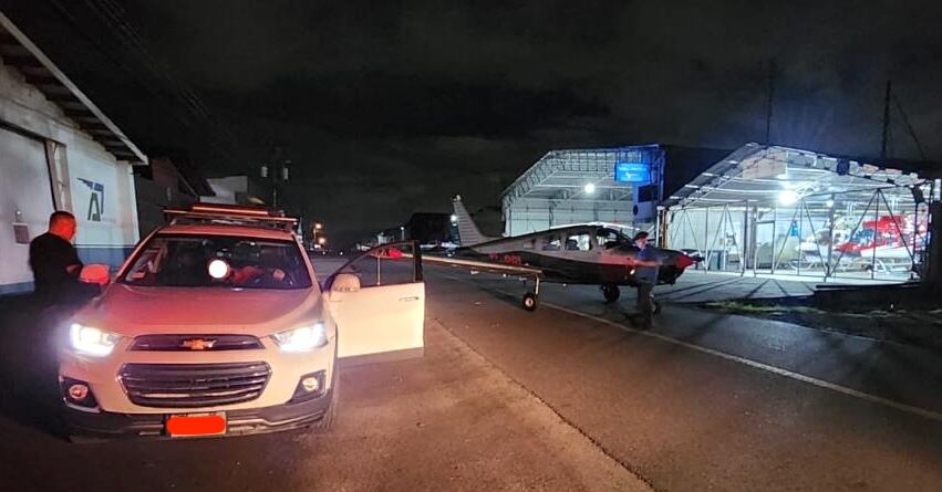 Esta imagen tomada la noche del 15 de diciembre de 2023, muestra a la derecha la aeronave impactada por el vehículo que aparece a la izquierda donde, además, aparece dentro el conductor. Fotografía: