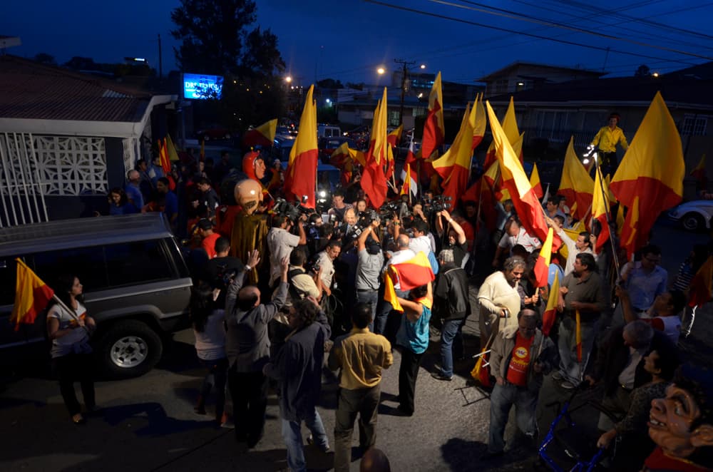 05 de marzo del 2014. Las afueras de casa PAC fueron testigo del ambiente que quienes apoyan al partido roji amarillo vivieron luego de la renuncia de Johnny Araya en la campaña electoral. A las 6pm el candidato del PAC, Luis Guillermo Solis, convocó a una rueda de prensa en donde expresó su opinión sobre el hecho ocurrido y llamó al pueblo a votar el próximo 6 de abril. Fotos Mariandrea García.