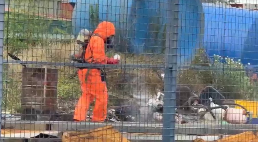 Uno de los bomberos se acercó al sitio donde provenían los químicos para controlar la situación.