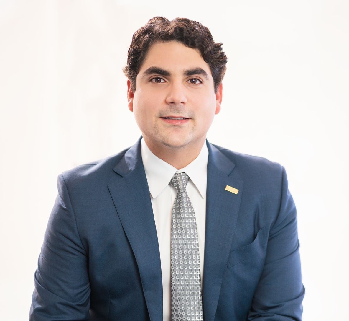 Hostos Rizik, mencionado como intermediario entre Casa Presidencial y el INS, es funcionario del Ministerio de Obras Públicas y Comunicaciones de República Dominicana