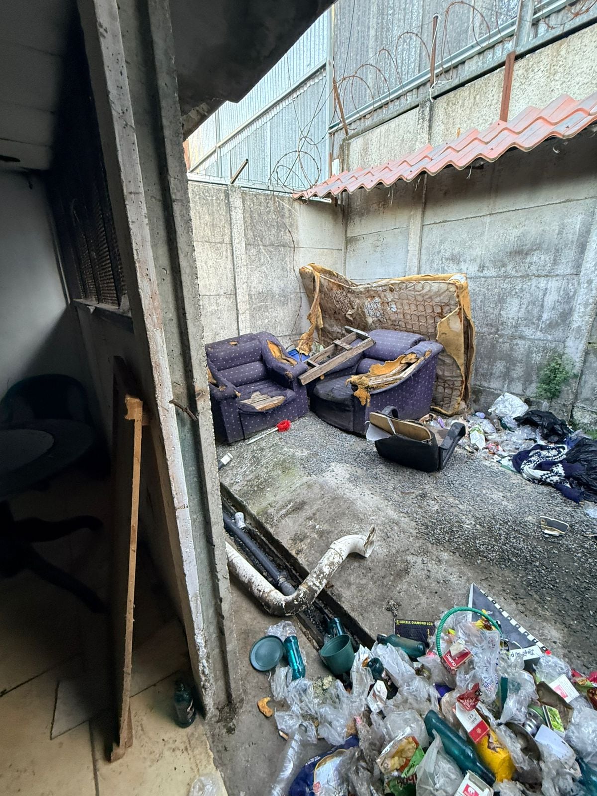 Así se ve un búnker por dentro. Basura por todas partes.