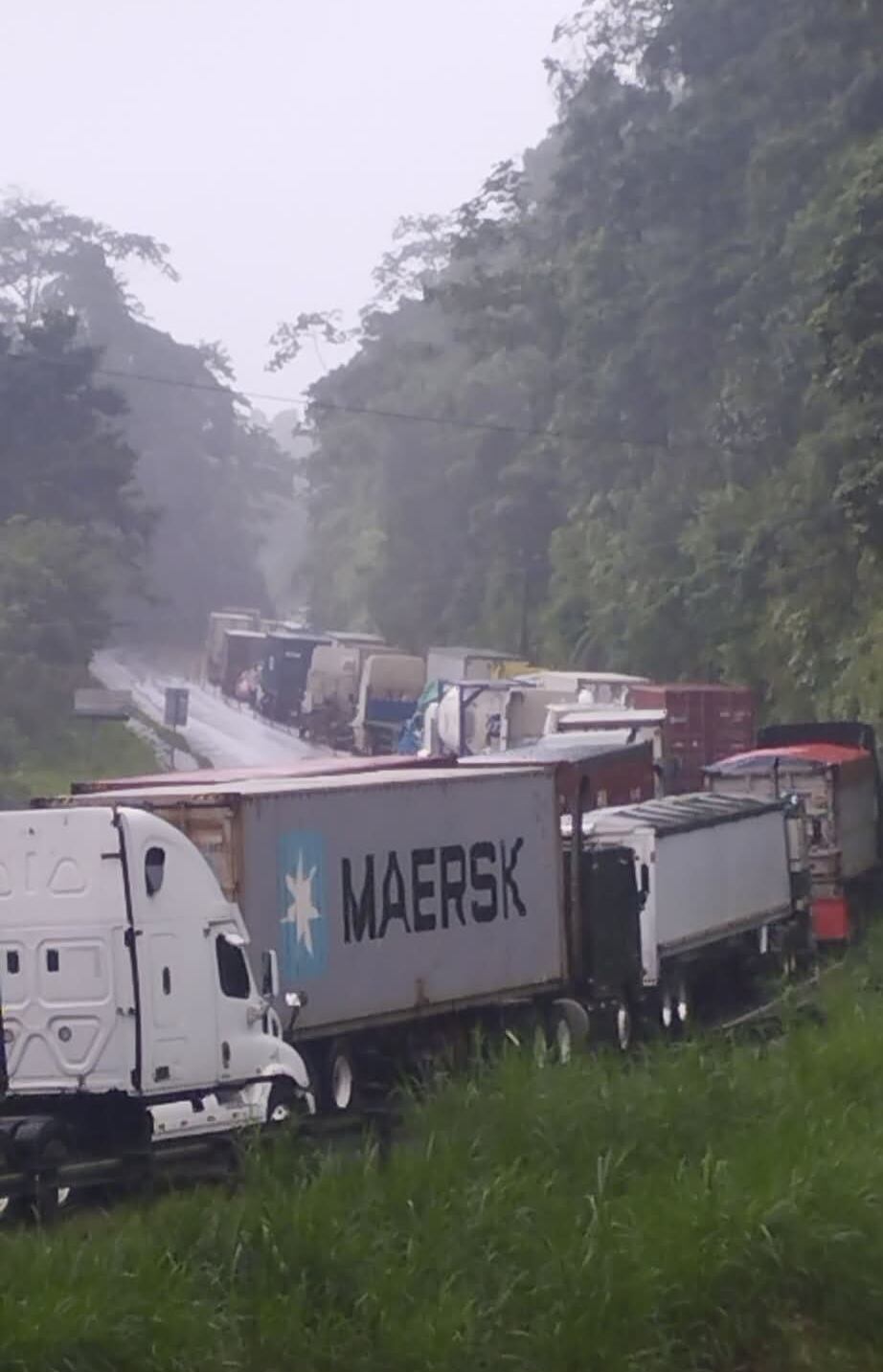 Vehículos pesados atrapados por cierre de ruta 32.