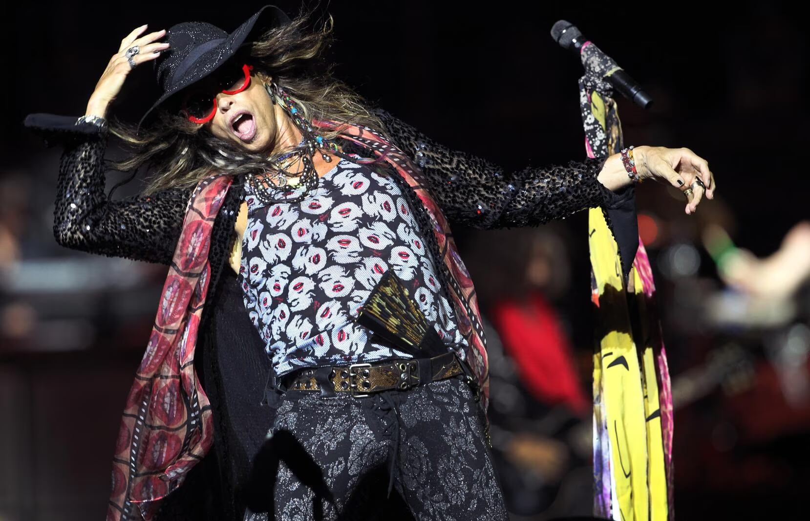 Steven Tyler presenta problemas en sus cuerdas vocales y suspende shows por recomendación de su médico