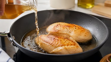 ¿Por qué algunas personas agregan vinagre al sartén al cocinar pechuga de pollo? El truco que mejora su textura