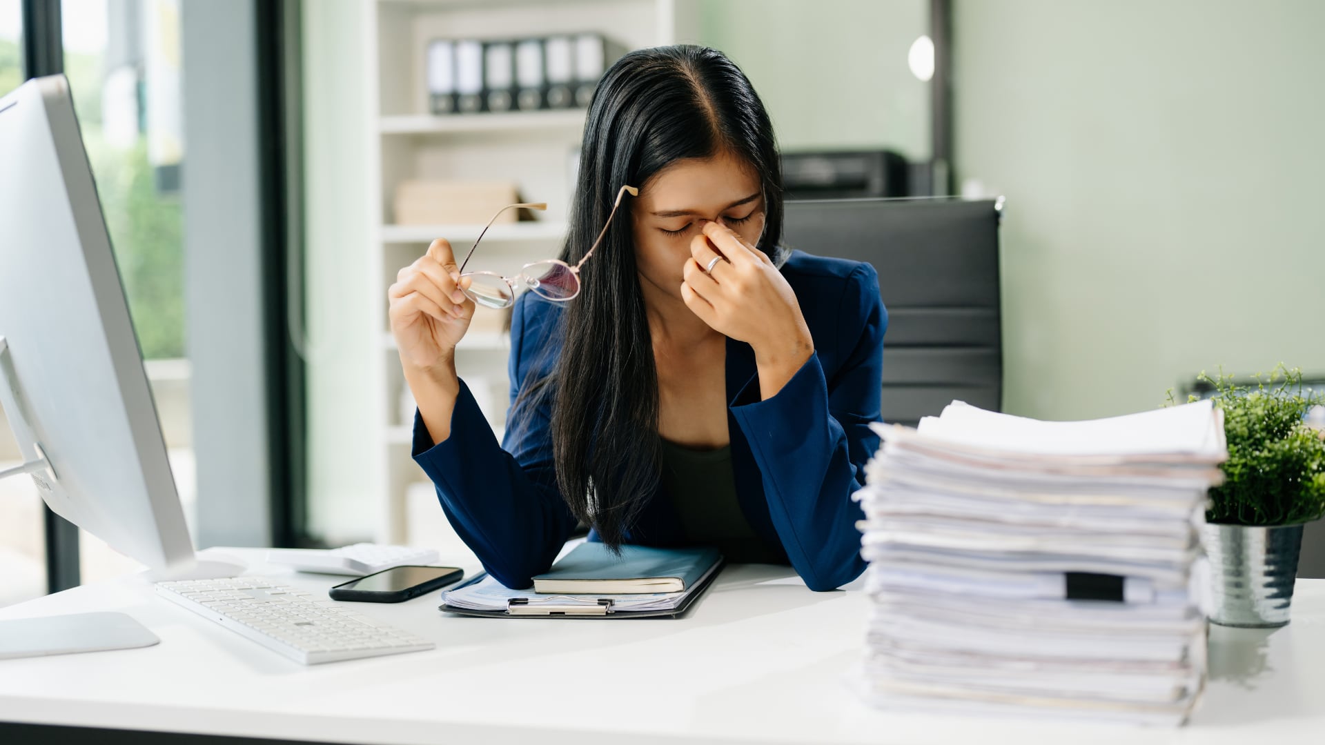 Pensar repetidamente en las tareas pendientes o analizar cada decisión puede dificultar la concentración durante la jornada laboral y aumentar el desgaste mental.