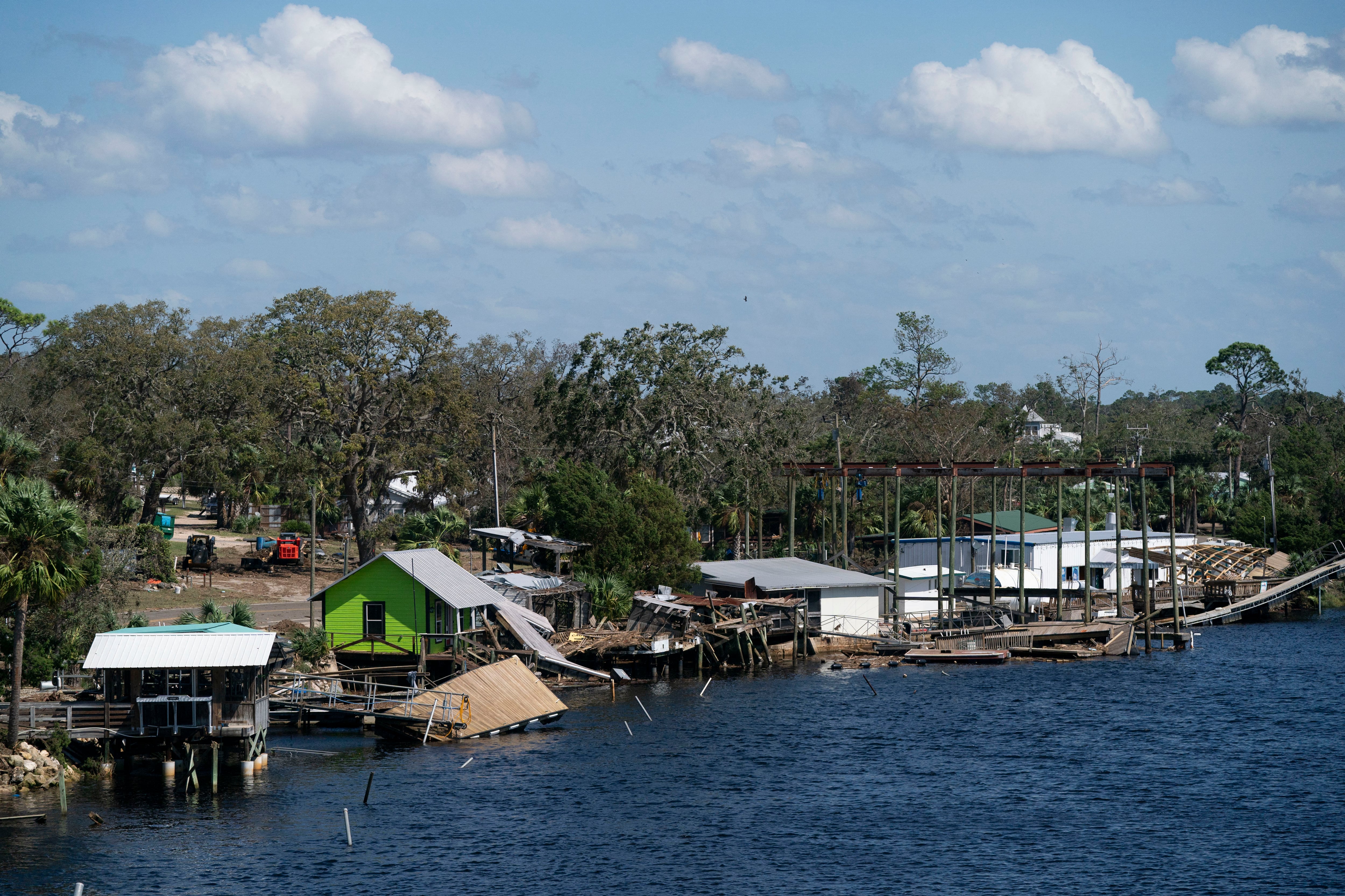 Daños causados por tormentas a lo largo del río Steinhatchee tras el paso del huracán Helene en Steinhatchee, Florida. El huracán Helene tocó tierra el jueves por la noche en Big Bend, Florida, con vientos de hasta 140 mph y marejadas ciclónicas.