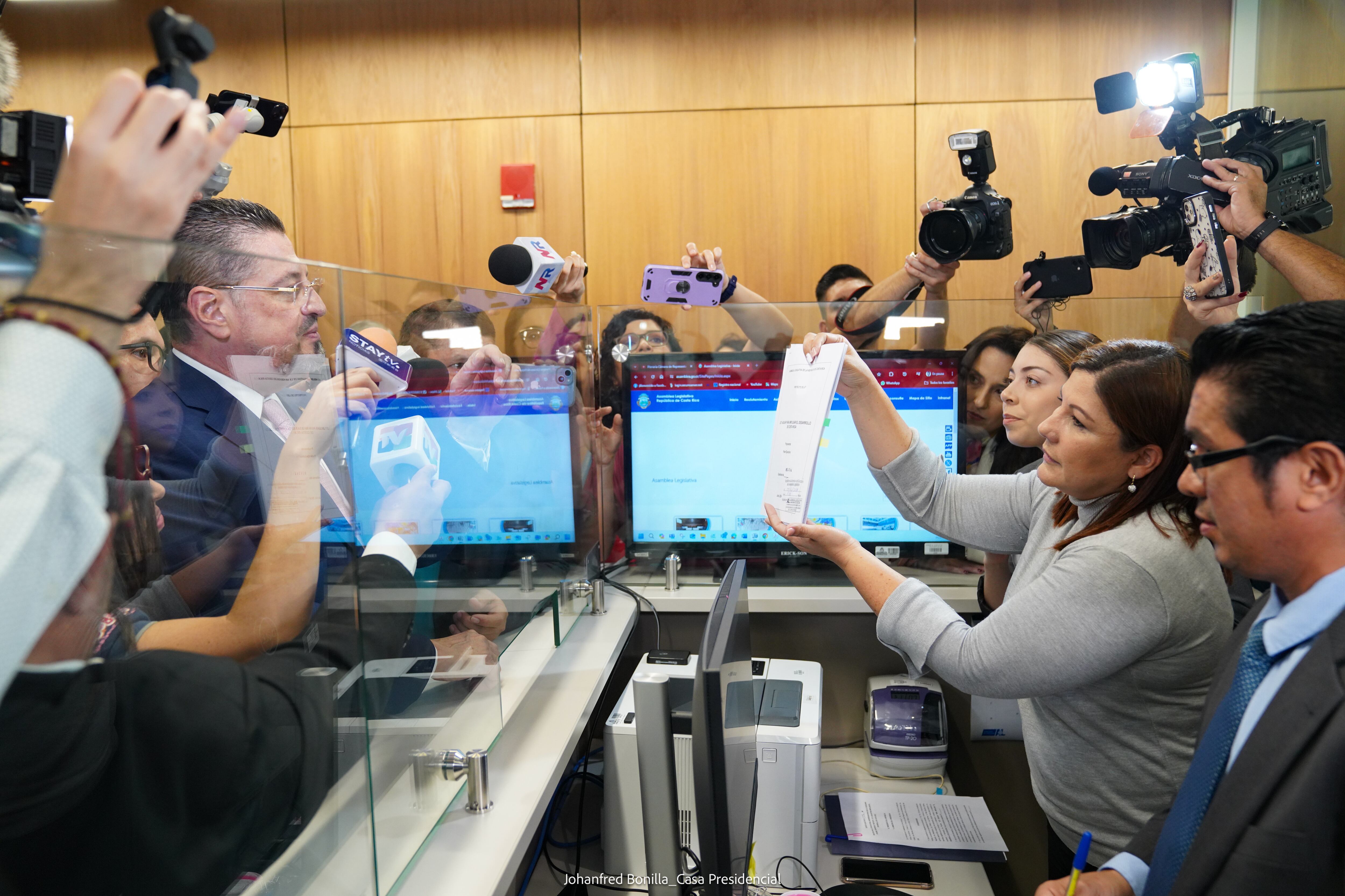 Chaves referendo para debilitar controles en contratación administrativa.