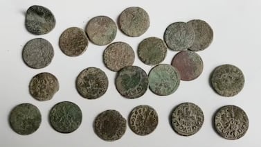 Descubren tesoro de monedas del siglo XVII y artefactos medievales en una zona rural de Polonia