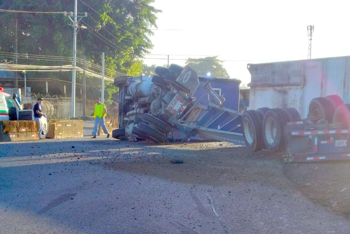 El compartimiento de carga del vehículo pesado cayó sobre dos trabajadores que se encontraban en el sitio, según versiones de testigos. Fotografía:
