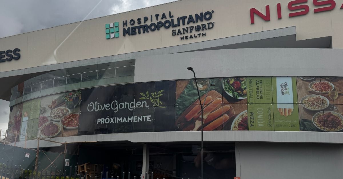 en la imagen el logo de olive garden en la fachada del centro comercial