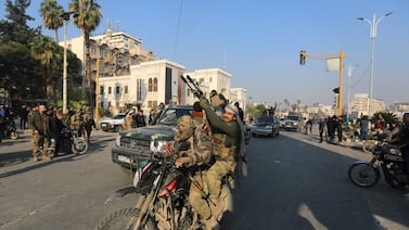 ¿Quién lidera ofensiva rebelde que sacude Siria y amenaza con derrocar régimen de Assad?