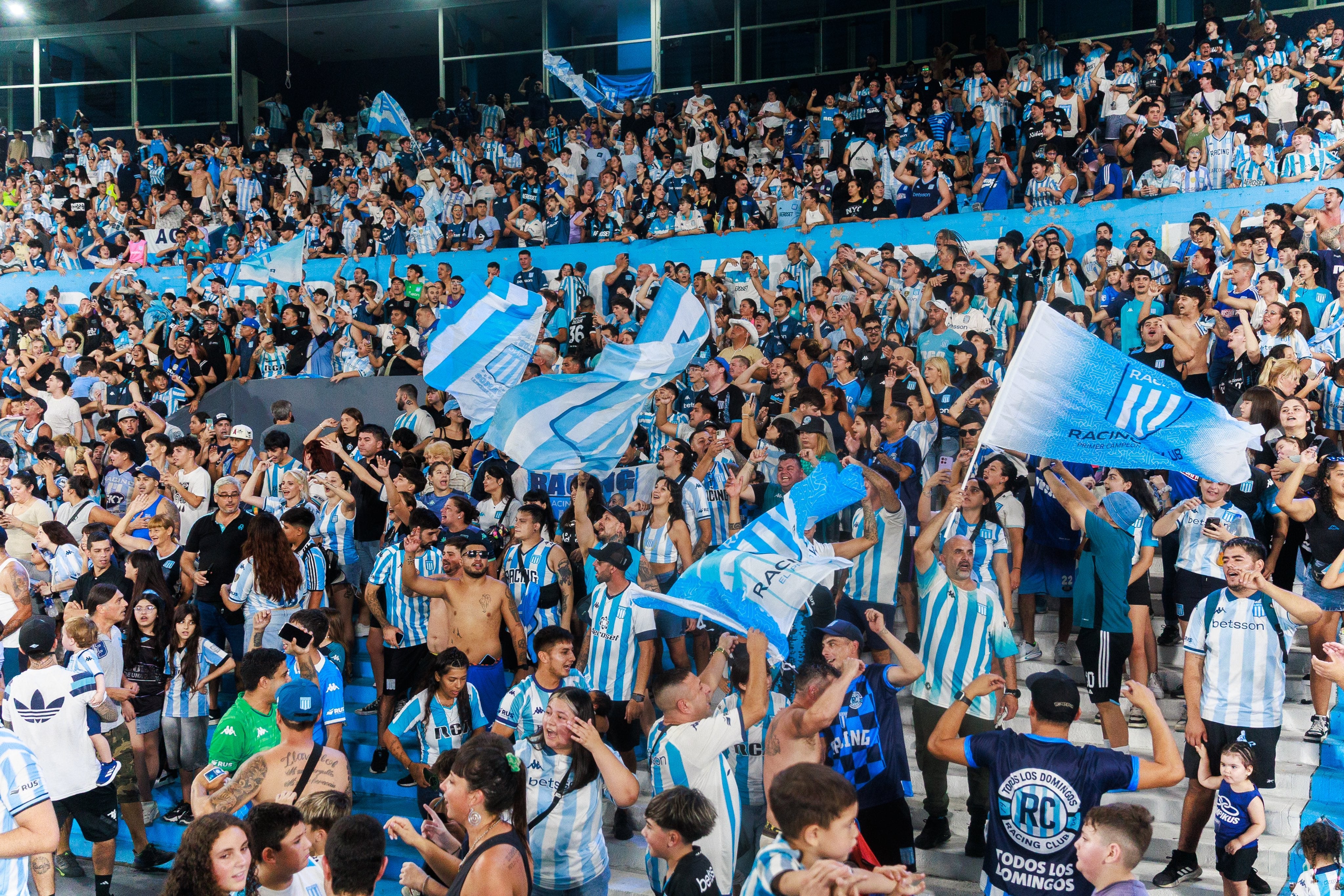 Intentó marcar a lo ‘Panenka’, falló el penal y terminó abrazado por sus rivales