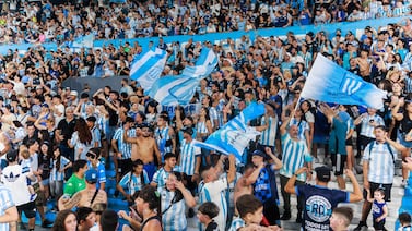 Intentó marcar a lo ‘Panenka’, falló el penal y terminó abrazado por sus rivales