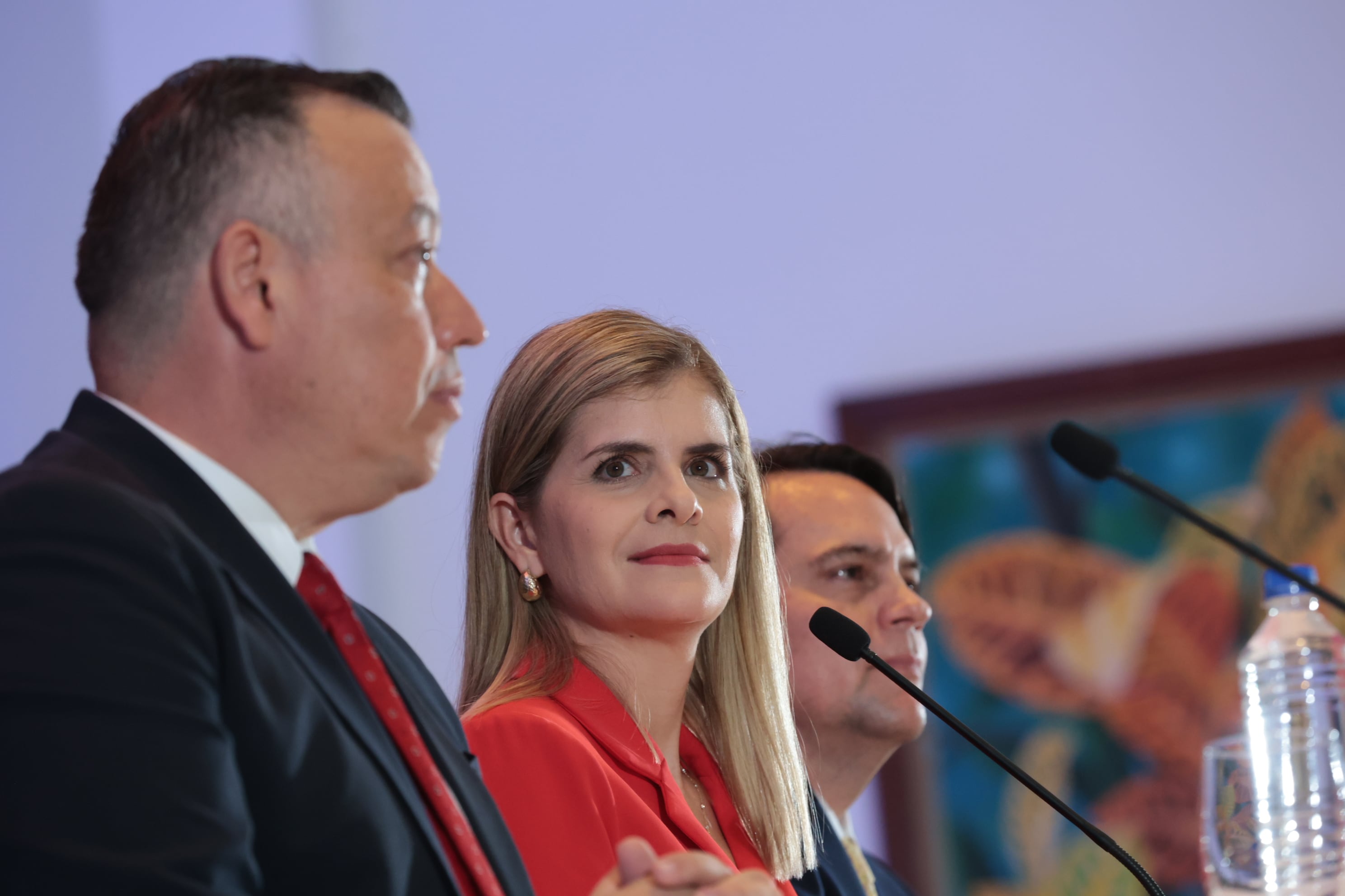 02/02/2026/ La presidente electa Laura Fernández brinda su primera conferencia de prensa junto a su esquivo de gobierno el vicepresidente electo Francisco Gamboa y el 2do vicepresidente electo Douglas Soto en el Holiday Inn AUROLA / Foto John Durán