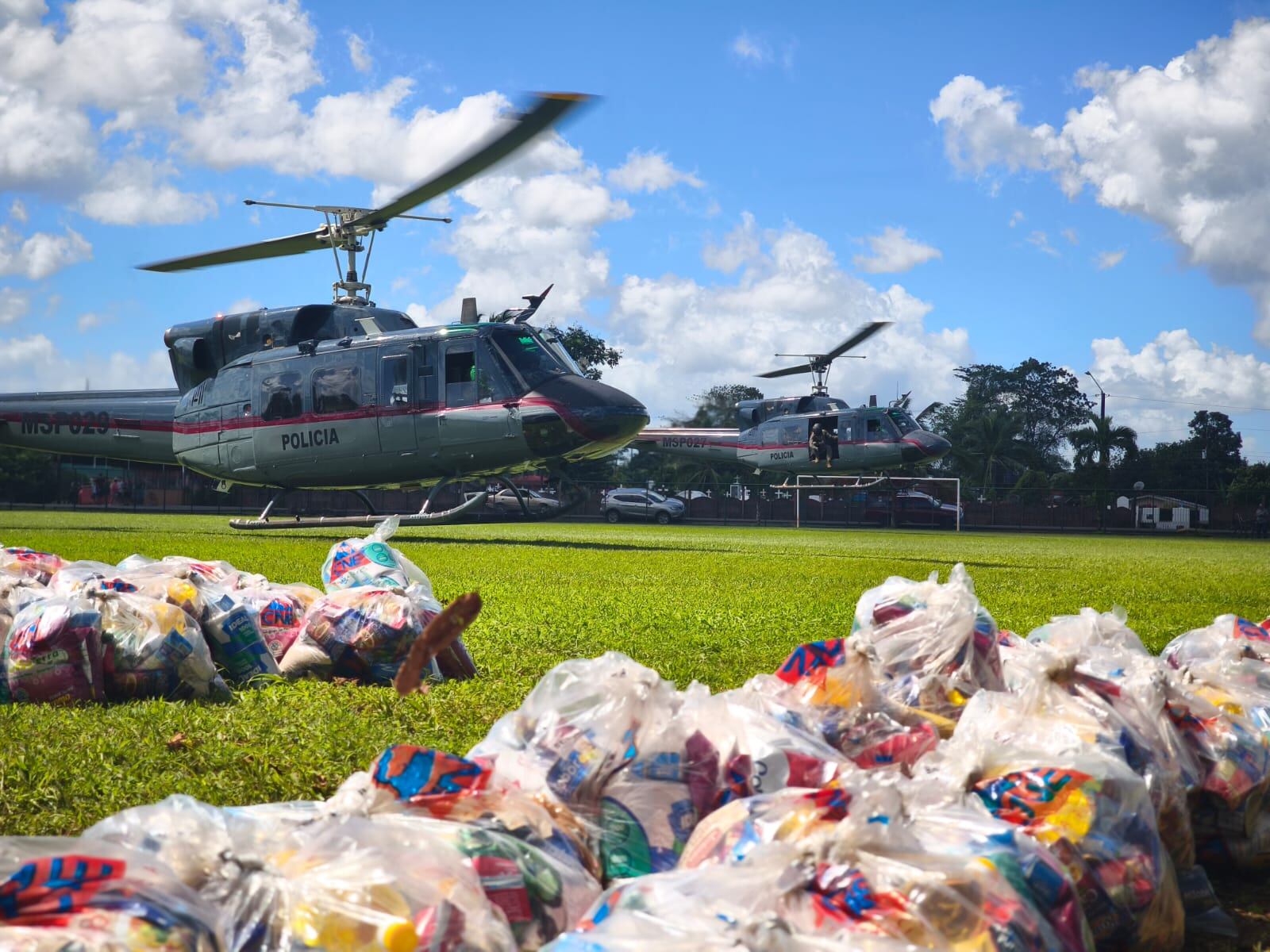 Con la ayuda de helicópteros se pudo llevar diarios a personas incomunicadas por las crecidas de ríos en la zona norte de Sarapiquí. Foto: CNE.