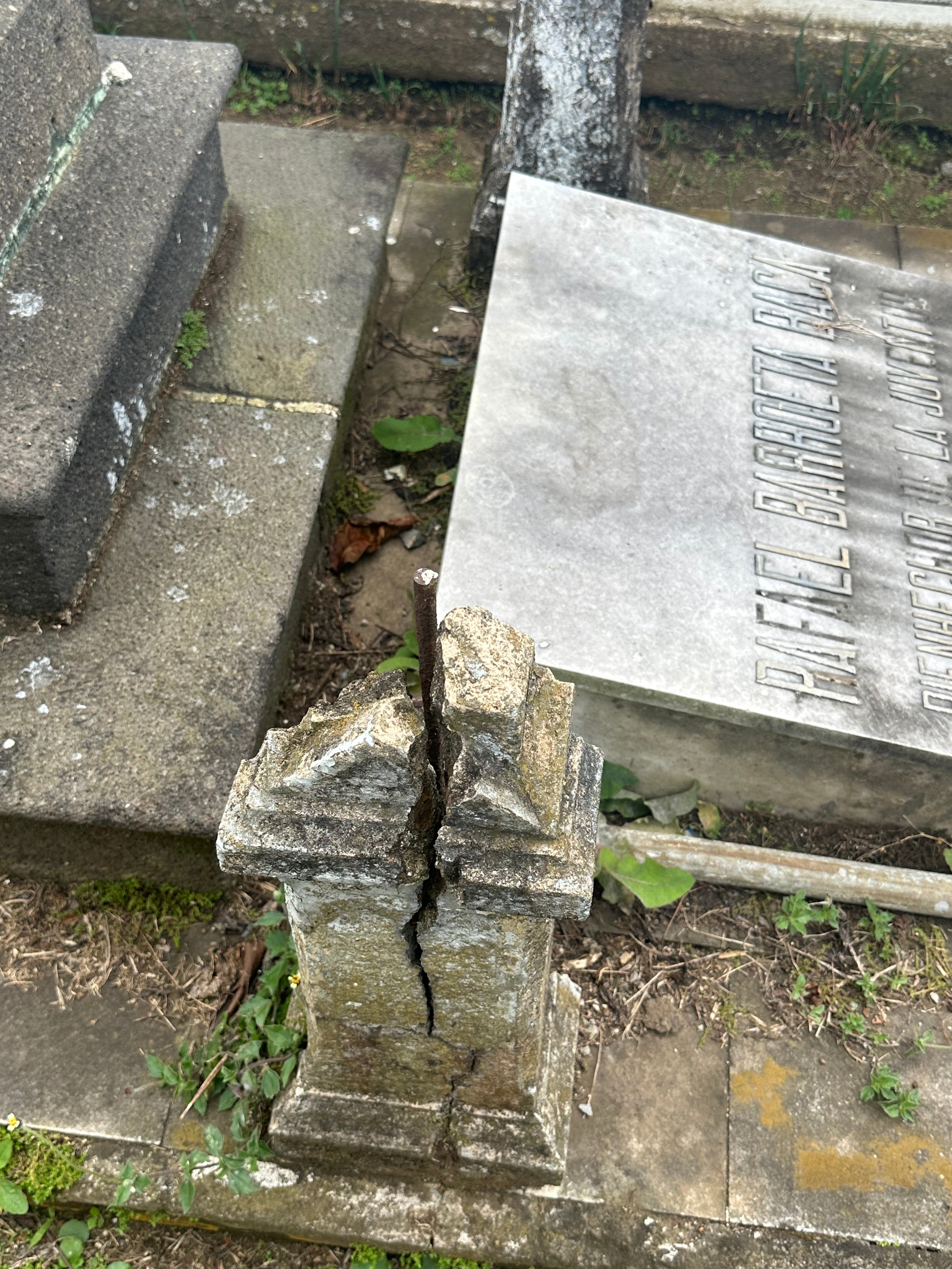 Detalle de estado de la tumba de Barroeta en 2025.