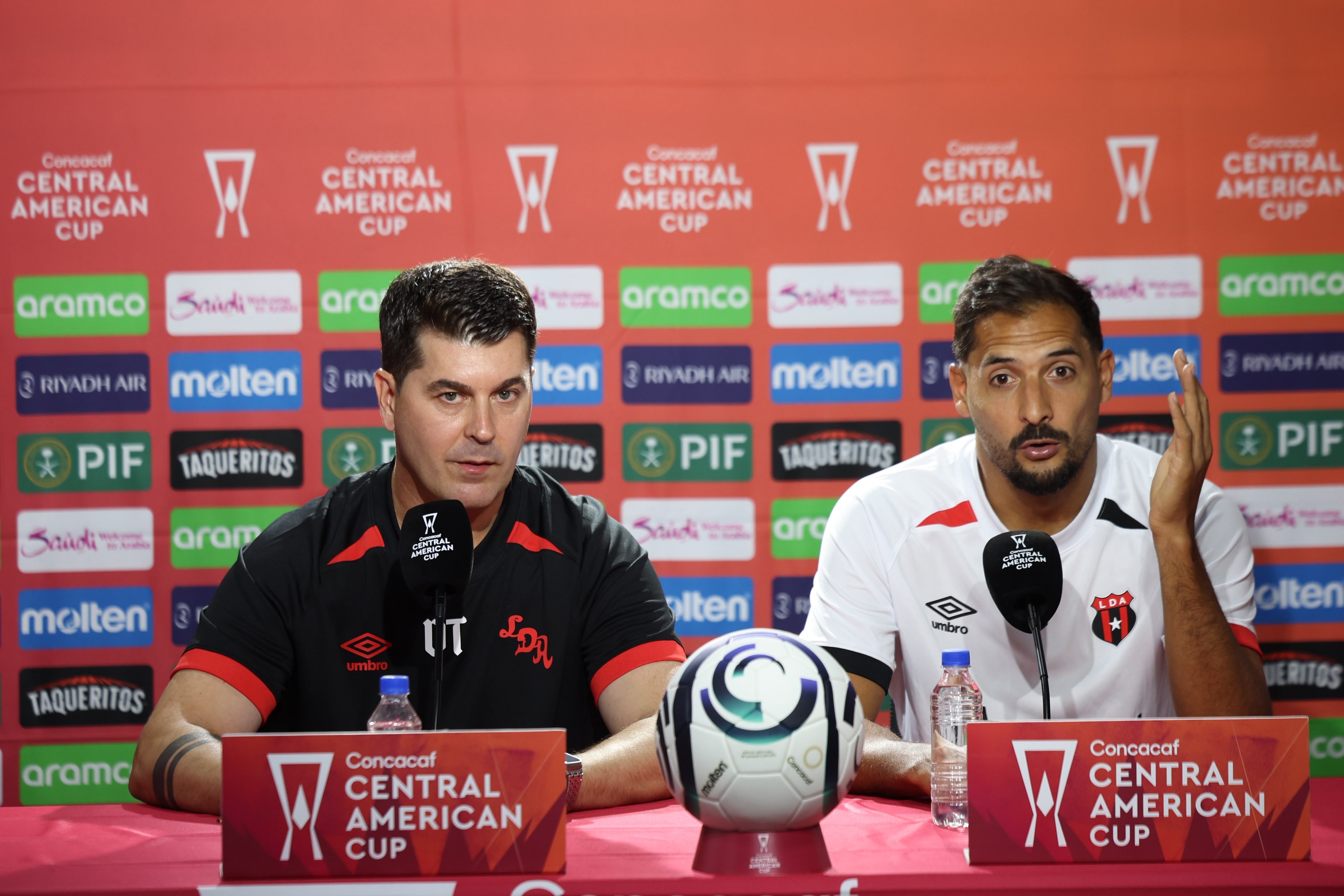 Ismael Rescalvo y Celso Borges atendieron a los medios de comunicación previo al partido entre Liga Deportiva Alajuelense y Plaza Amador, en la Copa Centroamericana de Concacaf.