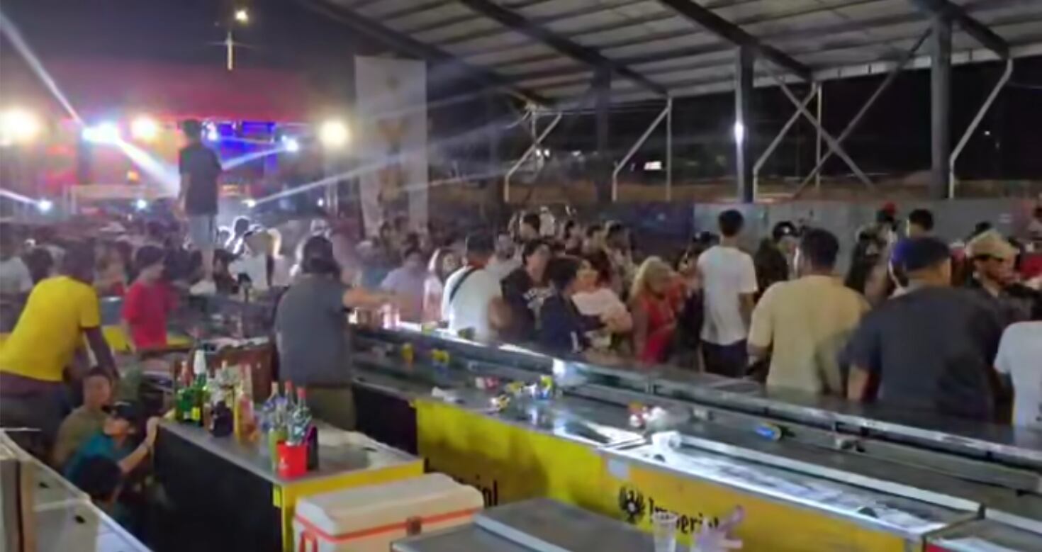 Al escuchar los disparos, cientos de personas salieron corriendo, lo que provocó una estampida con niños presentes.