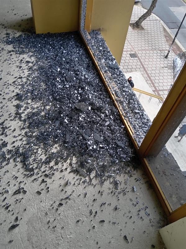 Los disparos quebraron vidrios de la fachada de la Biblioteca Nacional.