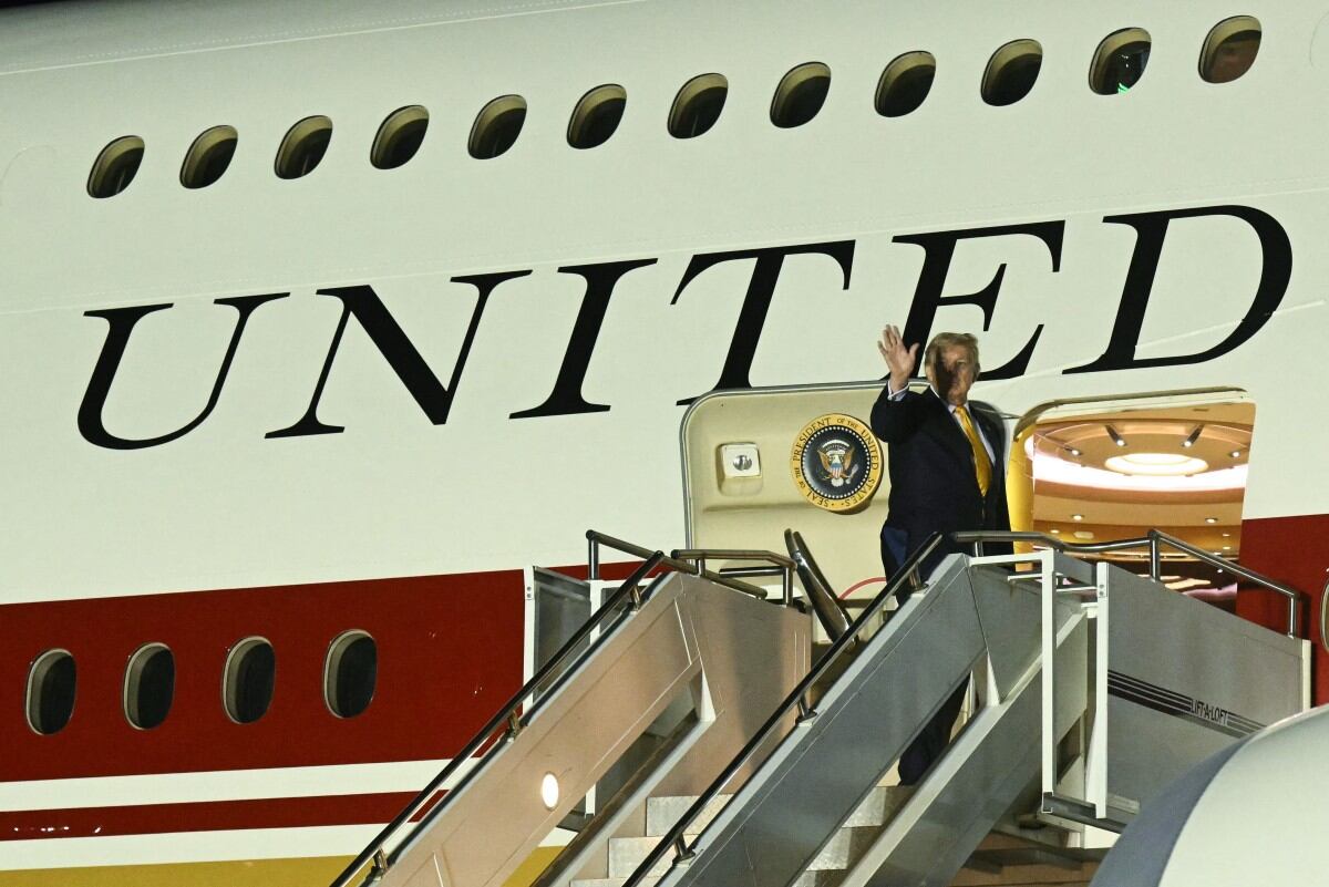 Donald Trump saluda abordando el nuevo Air Force One en Inglaterra.