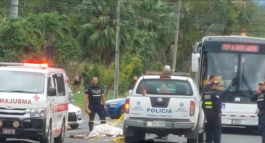 Al mediodía de este sábado en La Garita de Alajuela fue asesinado de varios disparos un chancero. Foto: Cortesía.