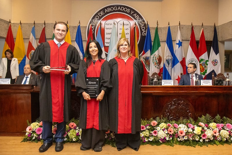 El juez brasileño Rodrigo Mudrovitsch (izquierda) y la jueza chilena Patricia Pérez Goldberg (derecha) asumieron este lunes la presidencia y vicepresidencia de la Corte IDH. El acto, realizado en San José, marcó el inicio del año judicial 2026 y la conformación de la nueva cúpula del tribunal regional para el periodo 2026-2027.