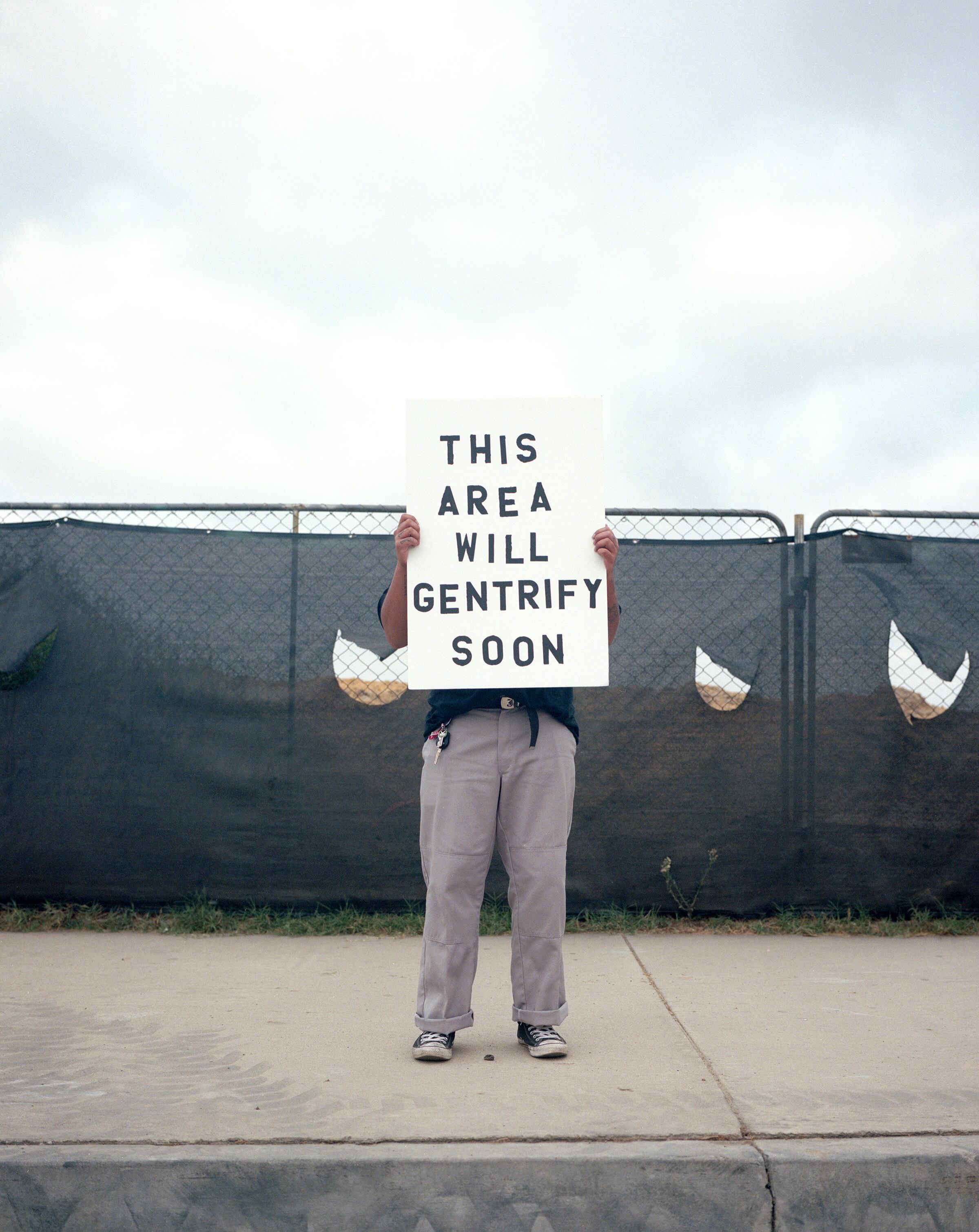 Fotografía del artista William Camargo, de Los Ángeles, quien realiza una residencia en Satisfactory, San José.