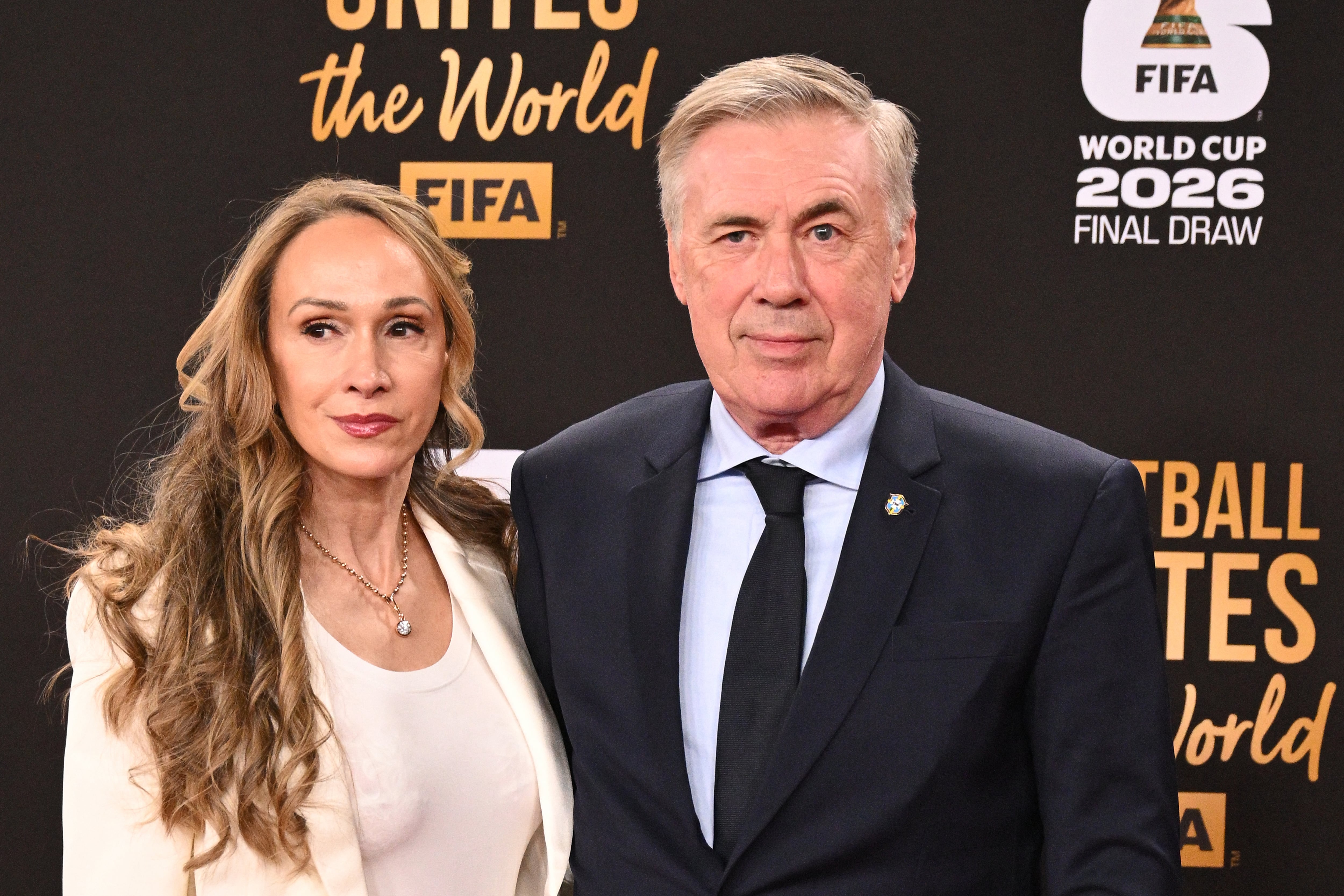 El entrenador italiano de Brasil, Carlo Ancelotti, y su esposa Mariann Barrena McClay posan en la alfombra roja a su llegada para asistir al sorteo de la Copa Mundial de Fútbol FIFA 2026, que se disputará en Estados Unidos, Canadá y México, en el Centro Kennedy, en Washington D. C., el 5 de diciembre de 2025. (Foto: Roberto SCHMIDT / AFP)