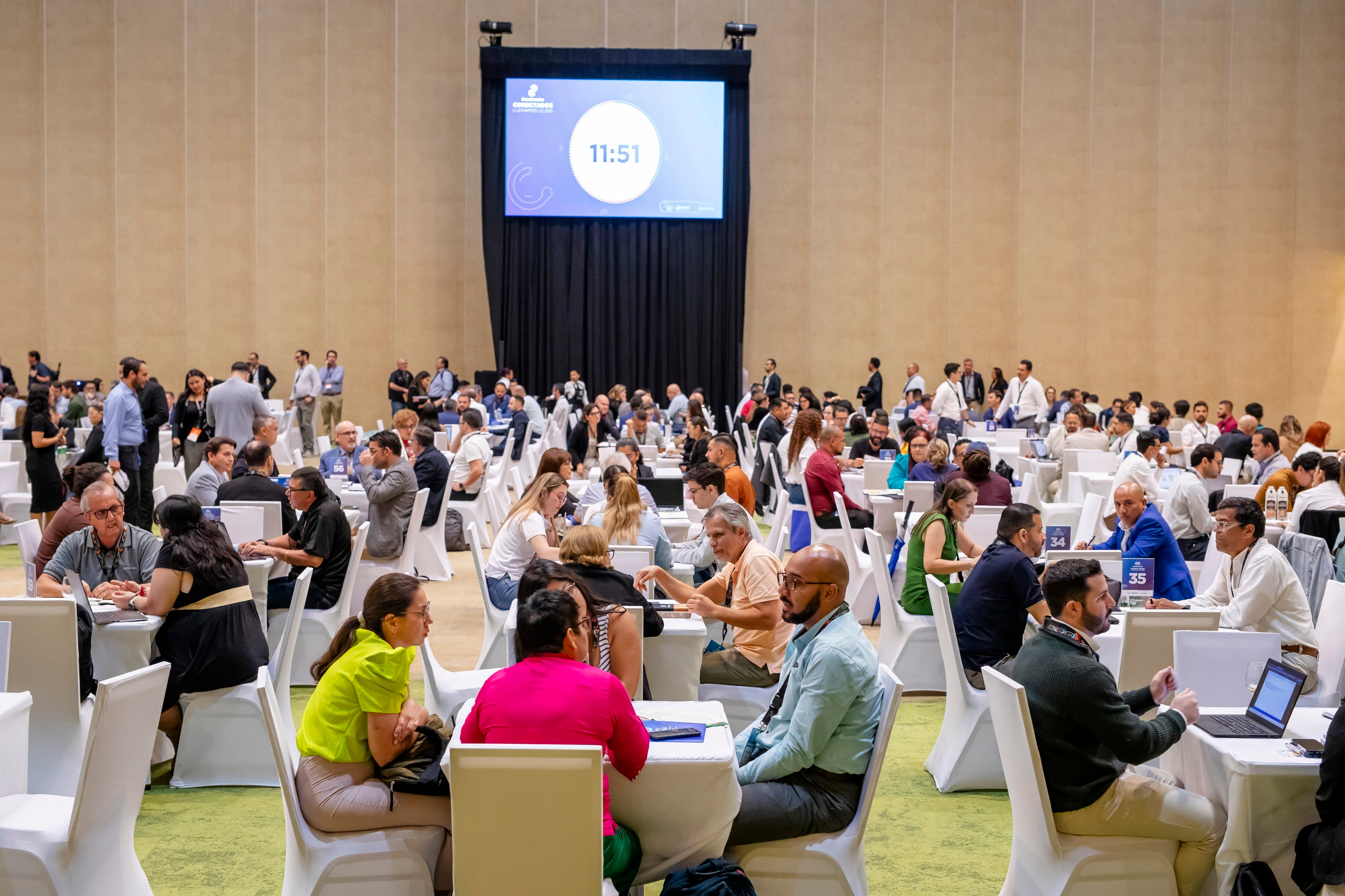 Empresarios de Costa Rica y multinacionales conversan en mesa de negocios durante Encadenados 2026 para establecer acuerdos comerciales y encadenamientos productivos.