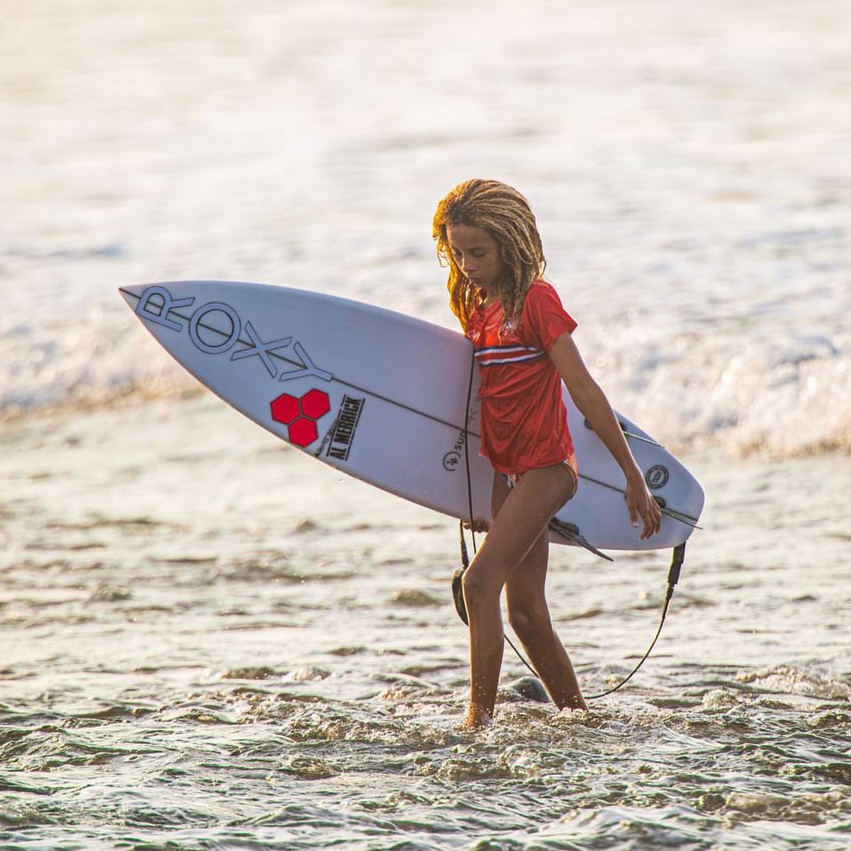 La surfista Mikela Castro Bolívar, de apenas 10 años, representar a Costa Rica con la Selección Nacional Mayor de Surf en los Juegos Panamericanos de Surf, en Lima, Perú.