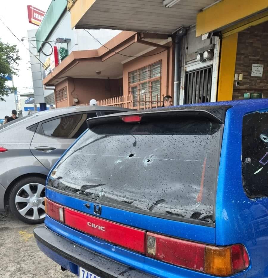 El parabrisas trasero y el lateral derecho de este vehículo resultaron impactados por las balas. Foto: Cortesía.