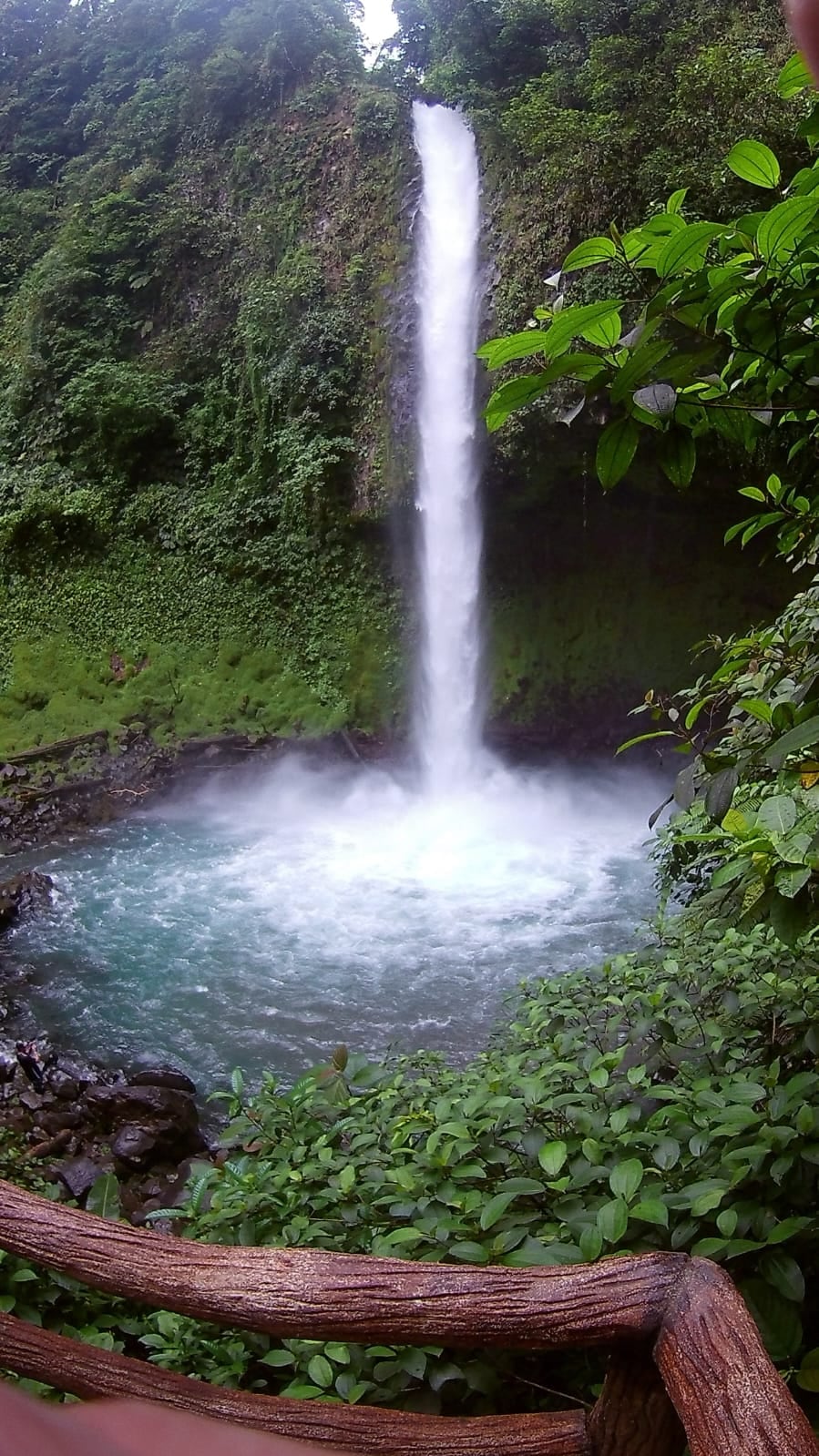 La famosa Catarata Río La Fortuna, ubicada en San Carlos, acaba de entrar por primera vez al exclusivo grupo del 1% de los mejores destinos turísticos del mundo, reconocimiento otorgado por la plataforma Tripadvisor dentro de los premios “Travelers’ Choice Best of the Best 2026”.