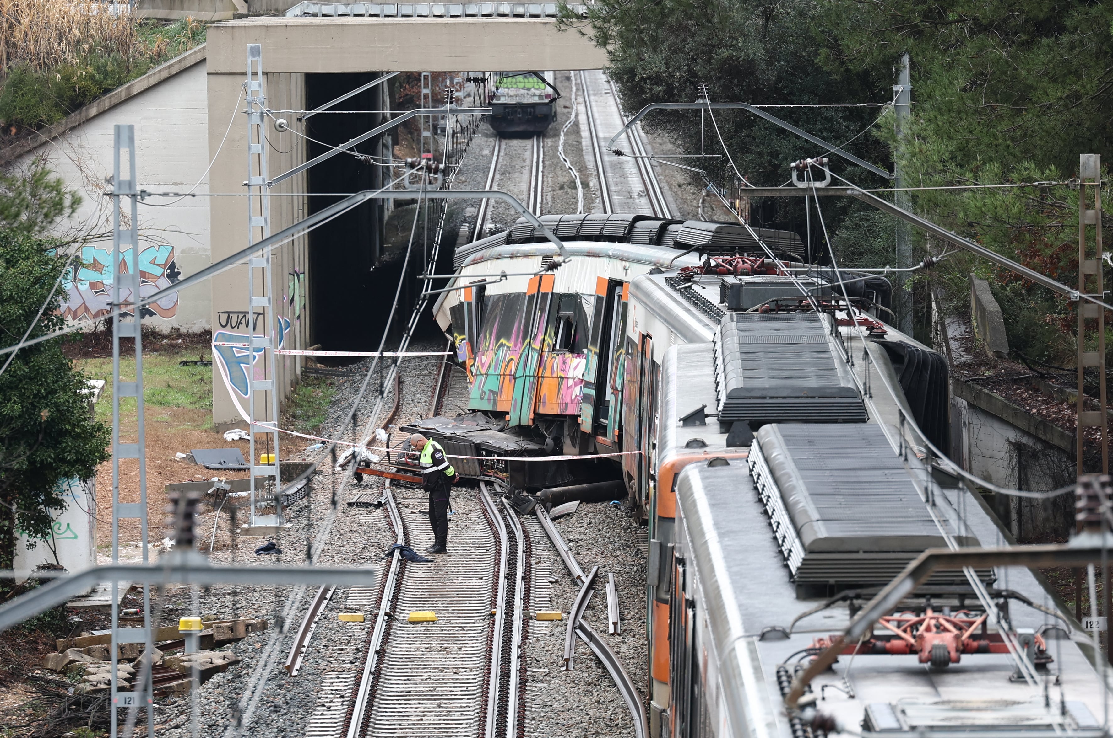 Imagen tomada este 21 de enero de un tren regional la mañana siguiente a su colisión contra un muro derrumbado, con un saldo de una persona muerta y cinco heridas graves, entre Sant Sadurní d'Anoia y Gelida, cerca de Barcelona. Fotografía: