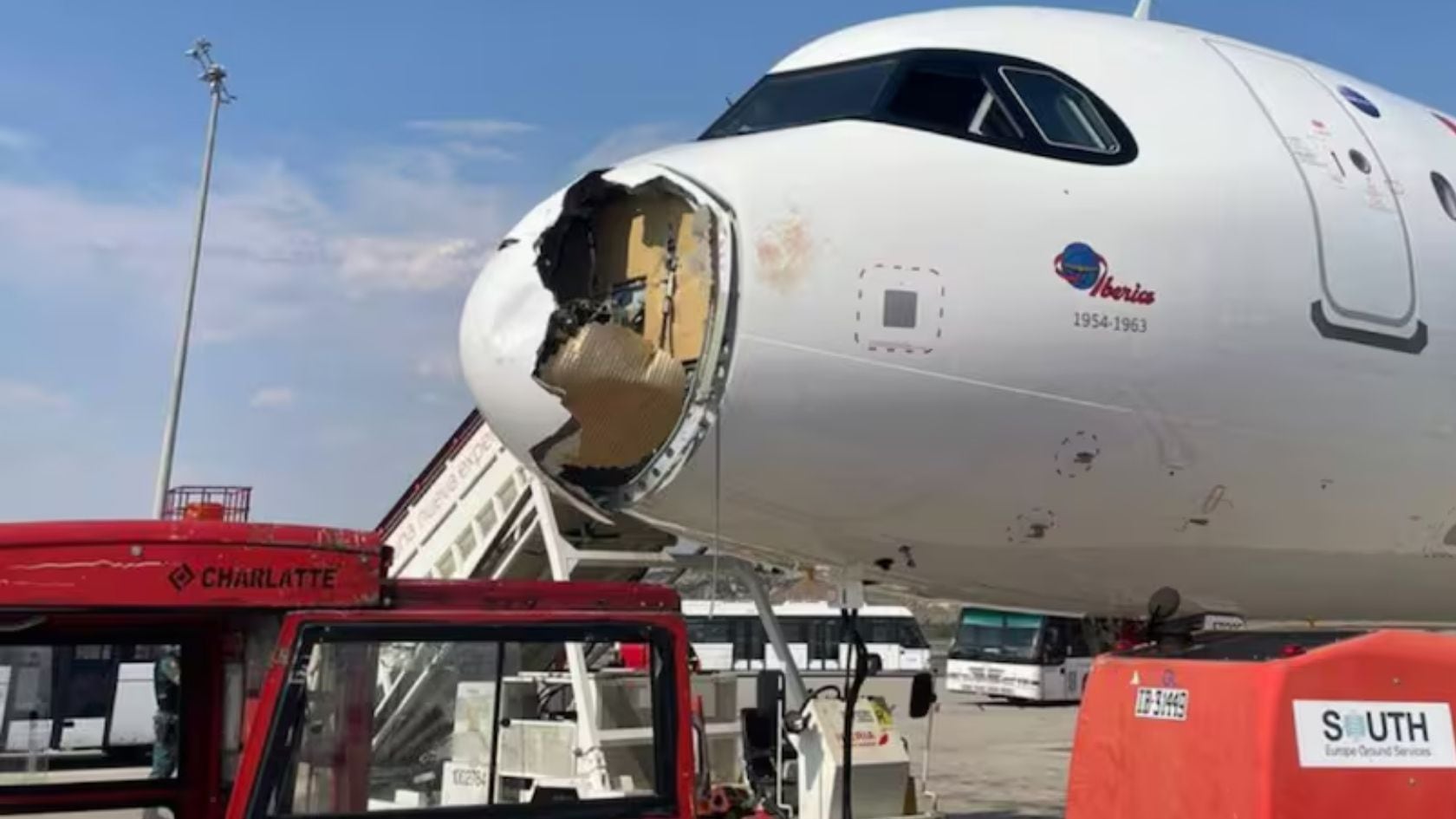 Iberia activó protocolos tras el choque con un ave en pleno vuelo. El avión volvió a Barajas sin heridos, aunque con daños visibles.