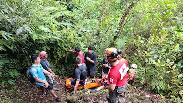Turista estadounidense cae unos 10 metros en catarata de Cinchona: rescate duró seis horas
