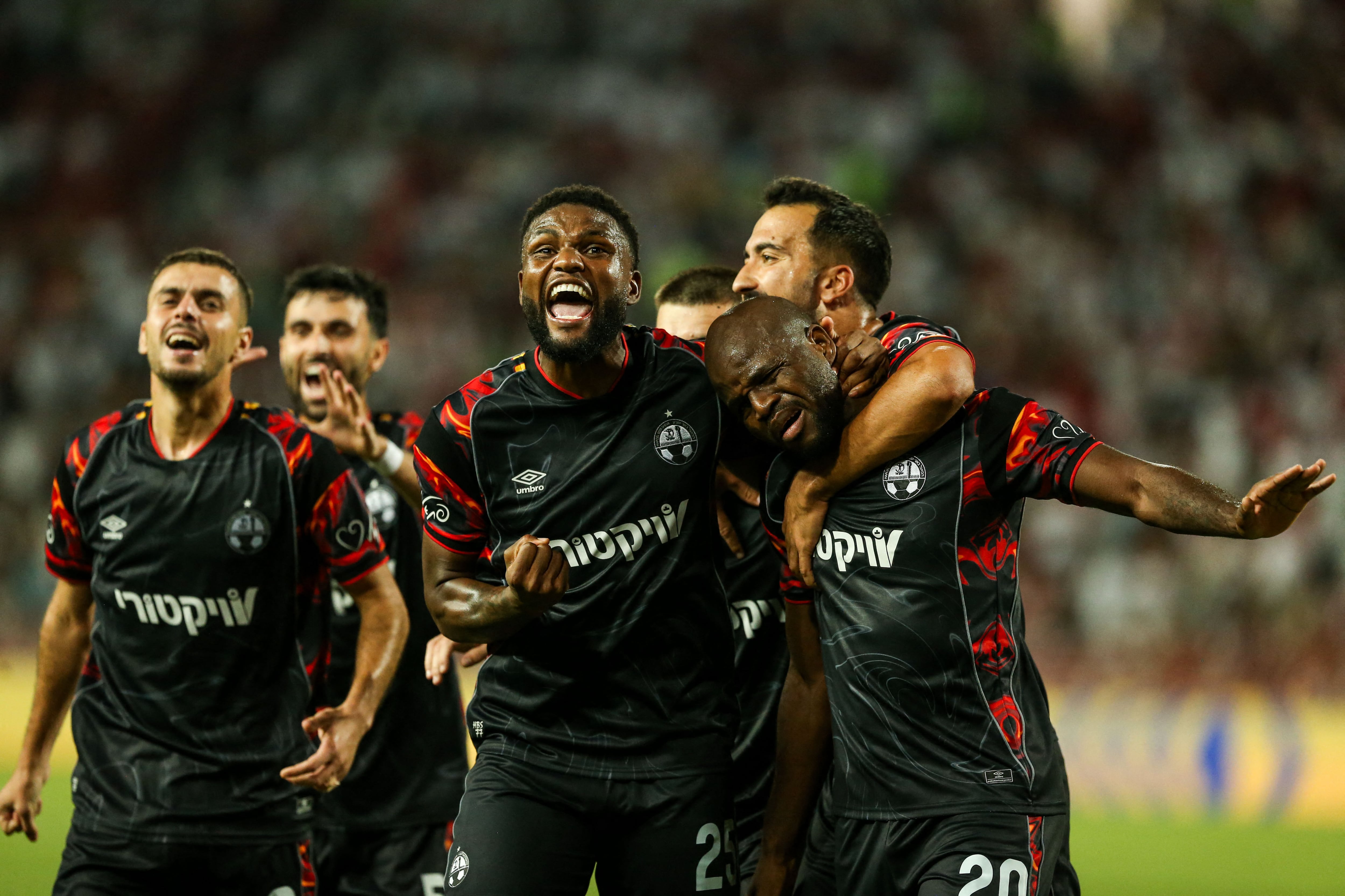 Javon East (derecha) celebra con sus compañeros del Hapoel Beer Sheva un gol ante el Crvena Zvezda en la ronda previa hacia la Champions League y la Europa League.