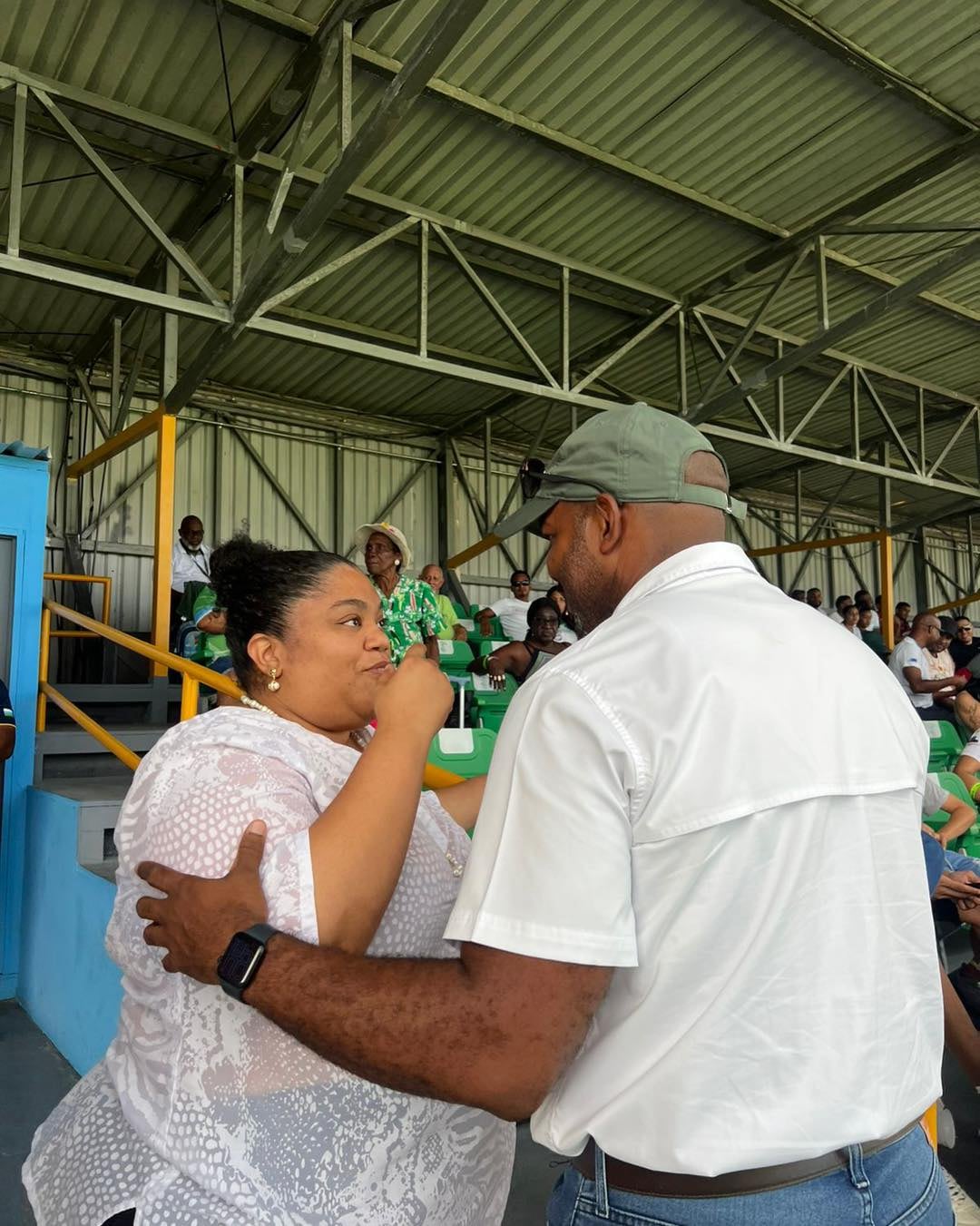 McLean tiene una buena relación con la alcaldesa de Limón y miembro del oficialista Partido Pueblo Soberano (PPSO), Ana Matarrita McCalla.
