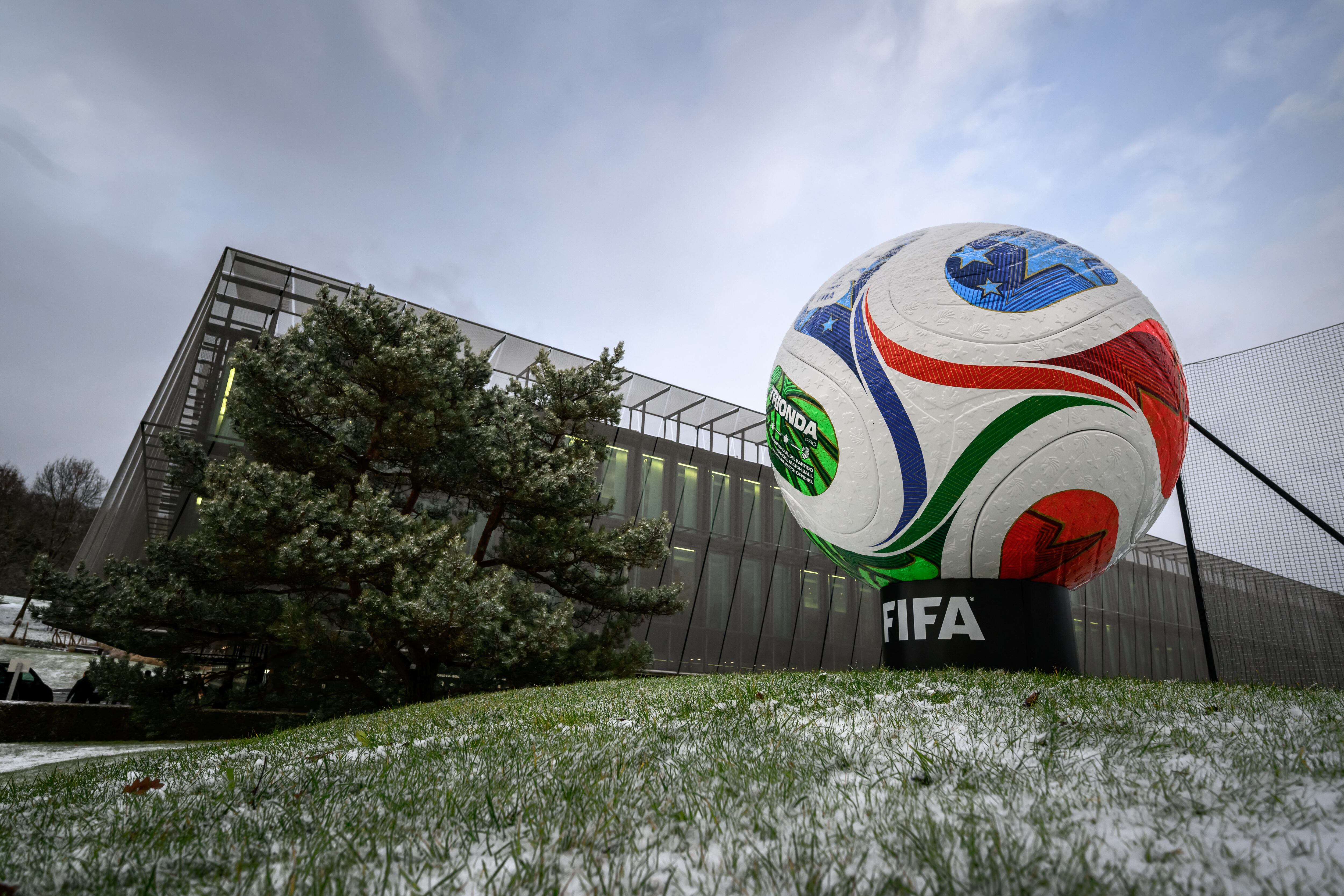 Una réplica gigante de 'Trionda', balón oficial del Mundial 2026, se exhibe en las afueras de la sede de FIFA en Zúrich, Suiza, para el anuncio del repechaje intercontinental.