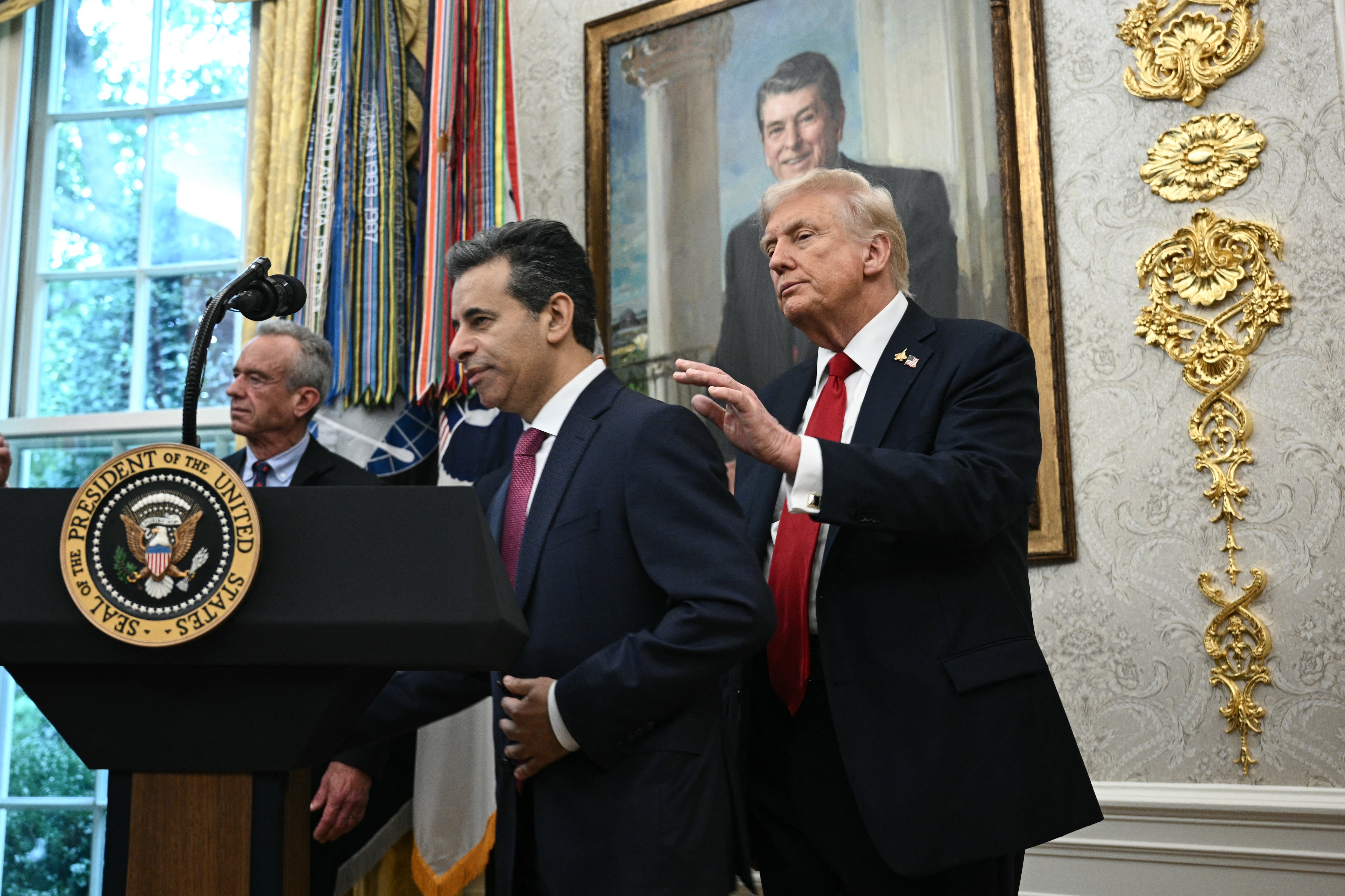 Martin Makary y Donald Trump asistieron a un acto de anuncio sobre medicamentos recetados. El presidente Donald Trump anunció que el director de la FDA, Marty Makary, dejaría su cargo.