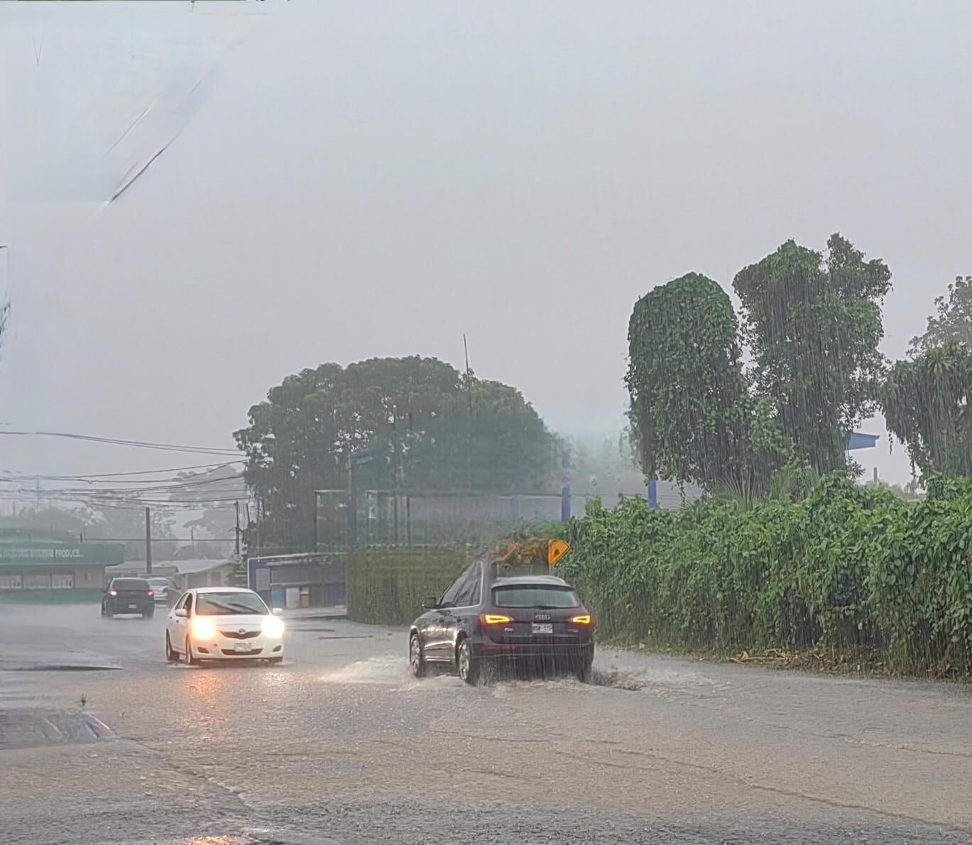 La entrada a barrio Envaco de Limón lucía así a media mañana de este sábado. El frente frío tiene anegadas calles y algunas casas. Foto: Reiner Montero.