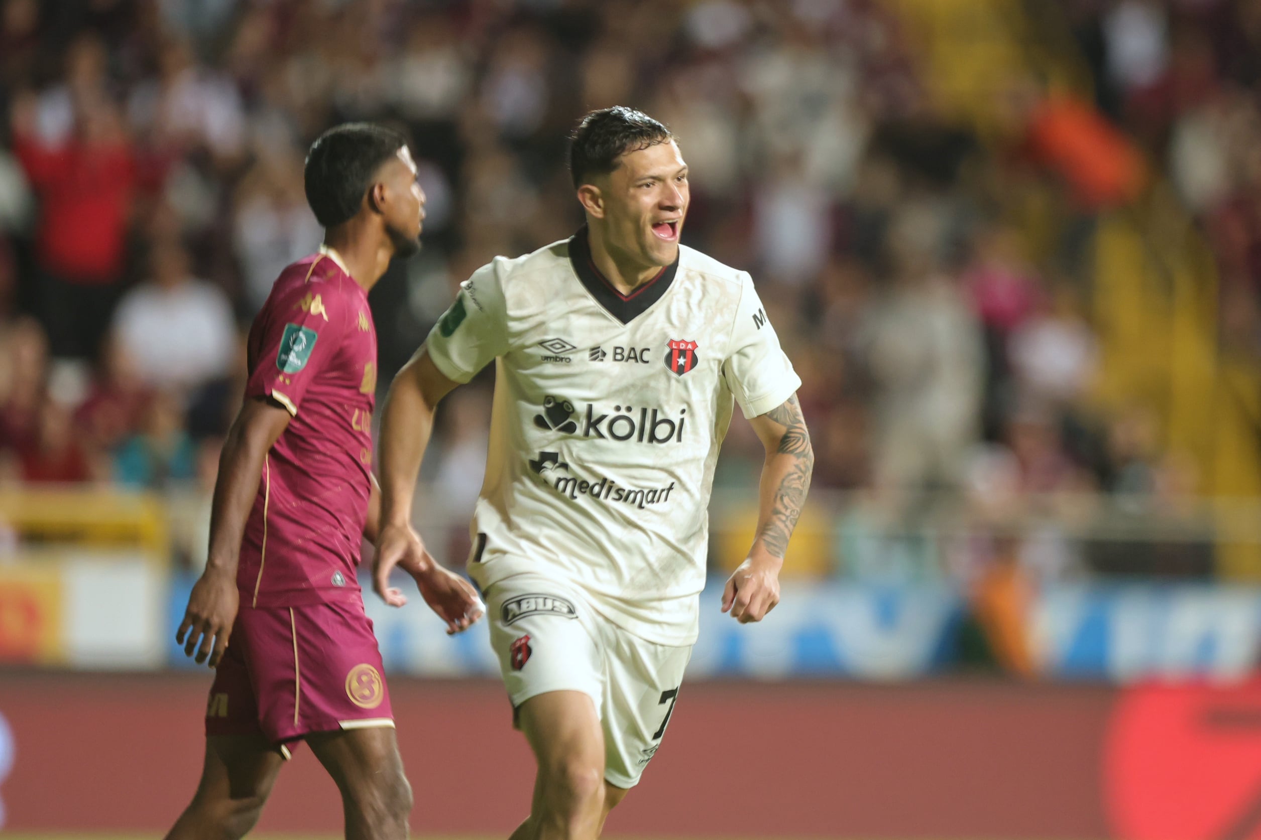 30/08/2025/ juego entre Deportivo Saprissa vs Liga Deportiva Alajuelense por el clásico nacional en la jornada 6 del torneo clausura 2025 en el estadio Ricardo Saprissa / foto John