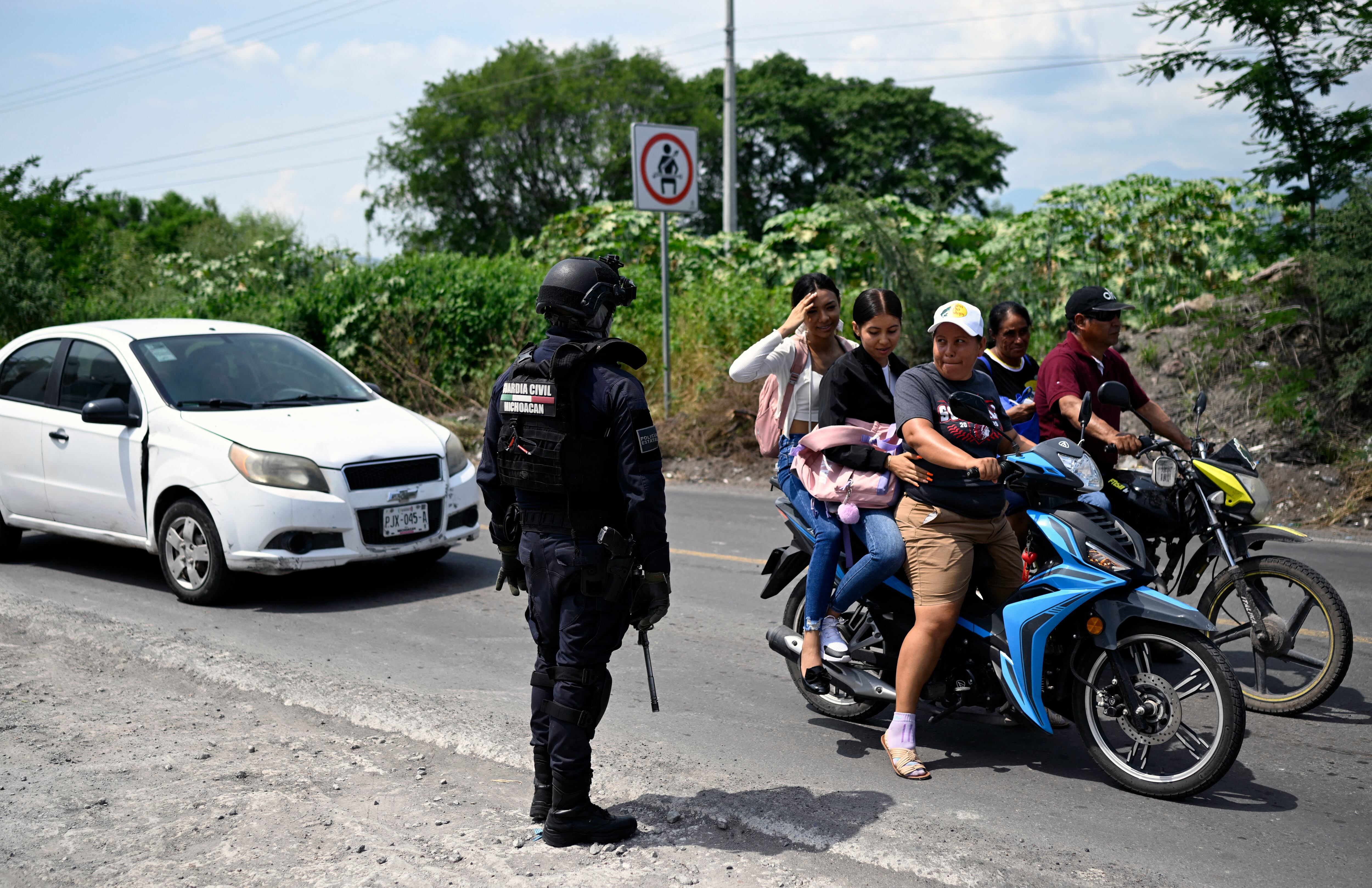 Un miembro de la Guardia Civil hace guardia en un puesto de control a la entrada del Mercado del Limón (Tianguis Limonero en español) en Apatzingan,